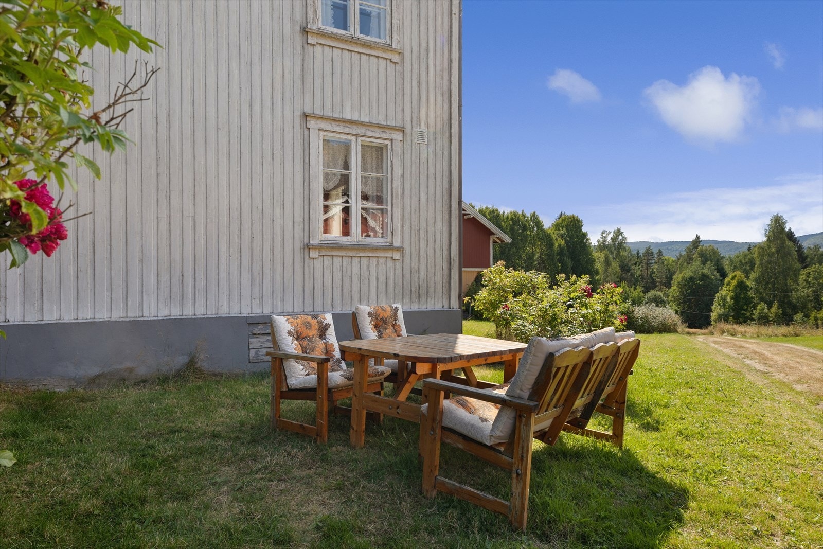 Eiendommen byr på flere hyggelige utesoner. Galleribilde