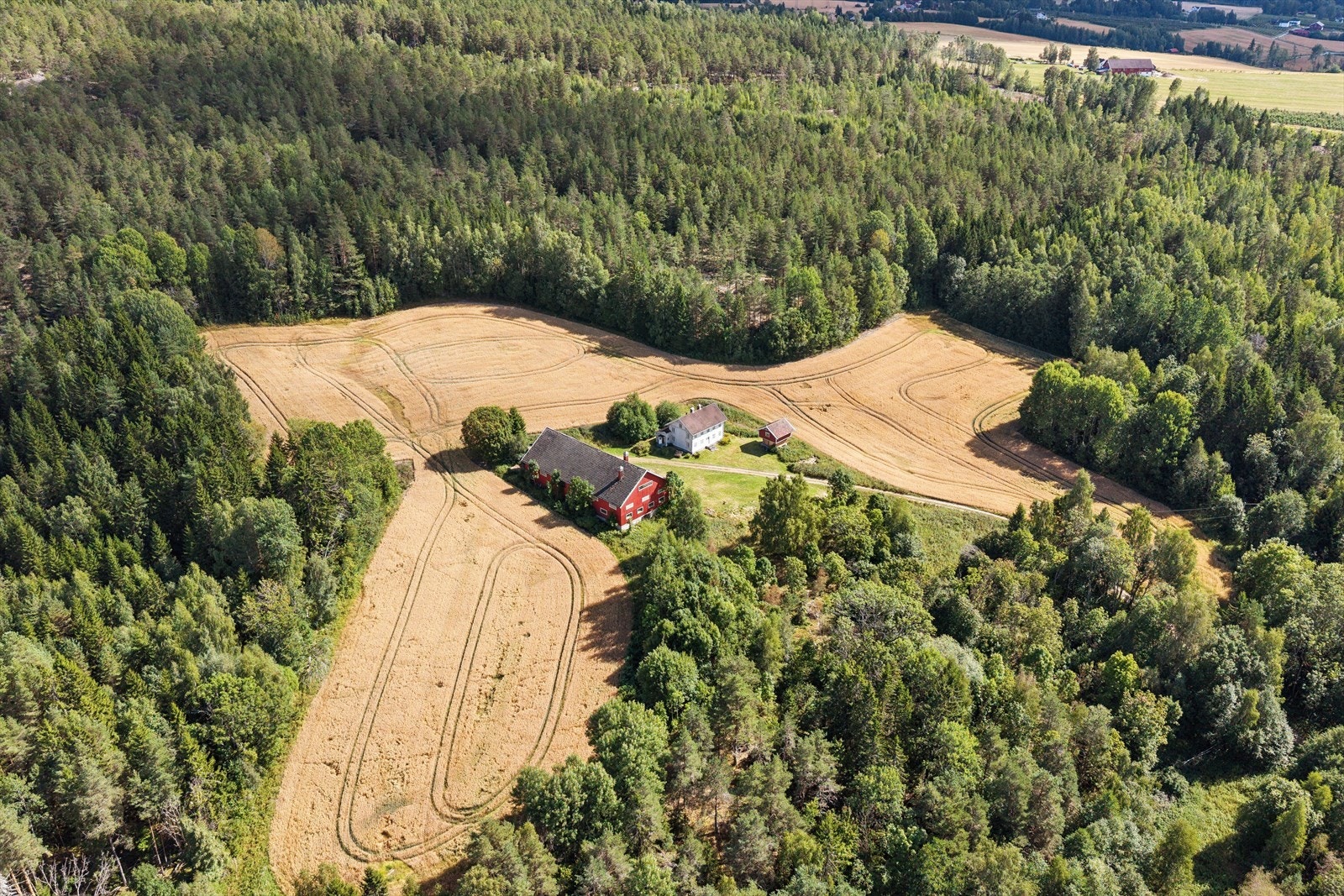 Eiendommen ligger usjenert til i naturskjønne omgivelser. Galleribilde