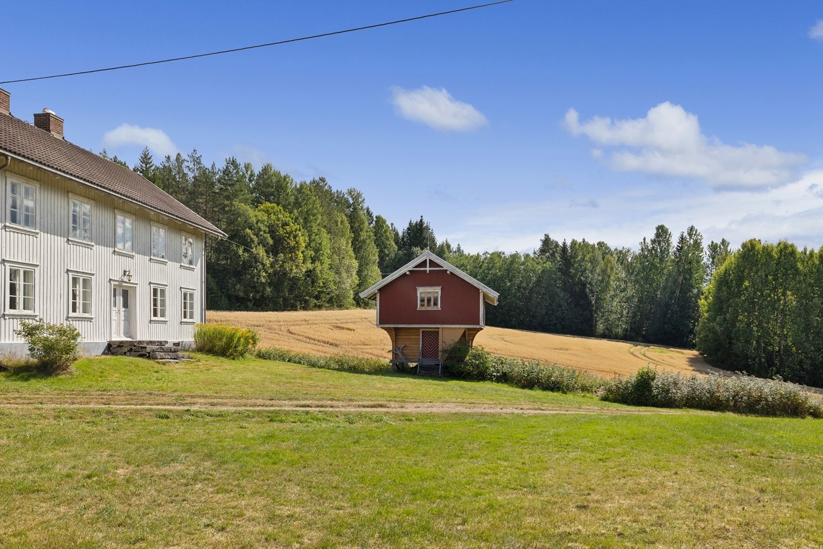 Stabburet er oppført i 1911 og har et tradisjonelt preg. Bygningen går over to etasjer og inneholder ett rom i første etasje, samt gang og to rom i andre etasje. Galleribilde