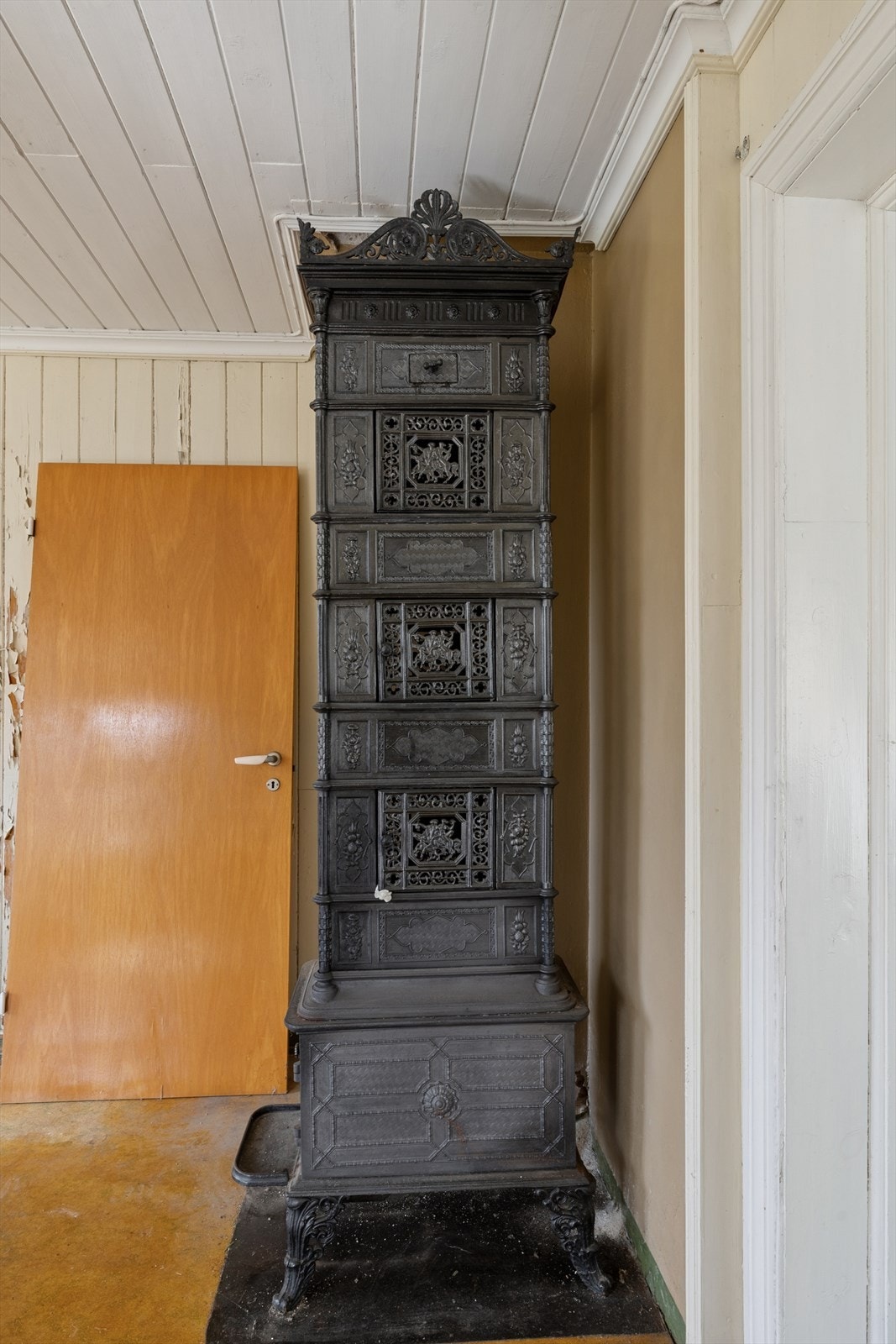 Det er etasjeovn som bidrar til oppvarming av rommet. Galleribilde