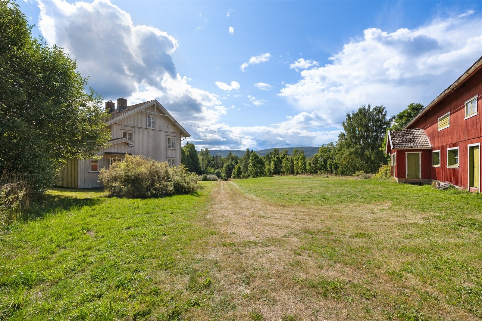 Tunet er pent opparbeidet med plen og gode uteområder. Her er det rikelig med plass til lek, aktiviteter og sosialt samvær for hele familien. Galleribilde