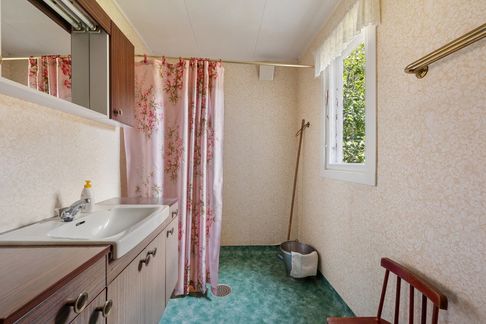 Badet ligger i første etasje og har våtromstapet på vegger samt vinylbelegg på gulv. Rommet er innredet med servantskap med servant og dusjløsning. Galleribilde