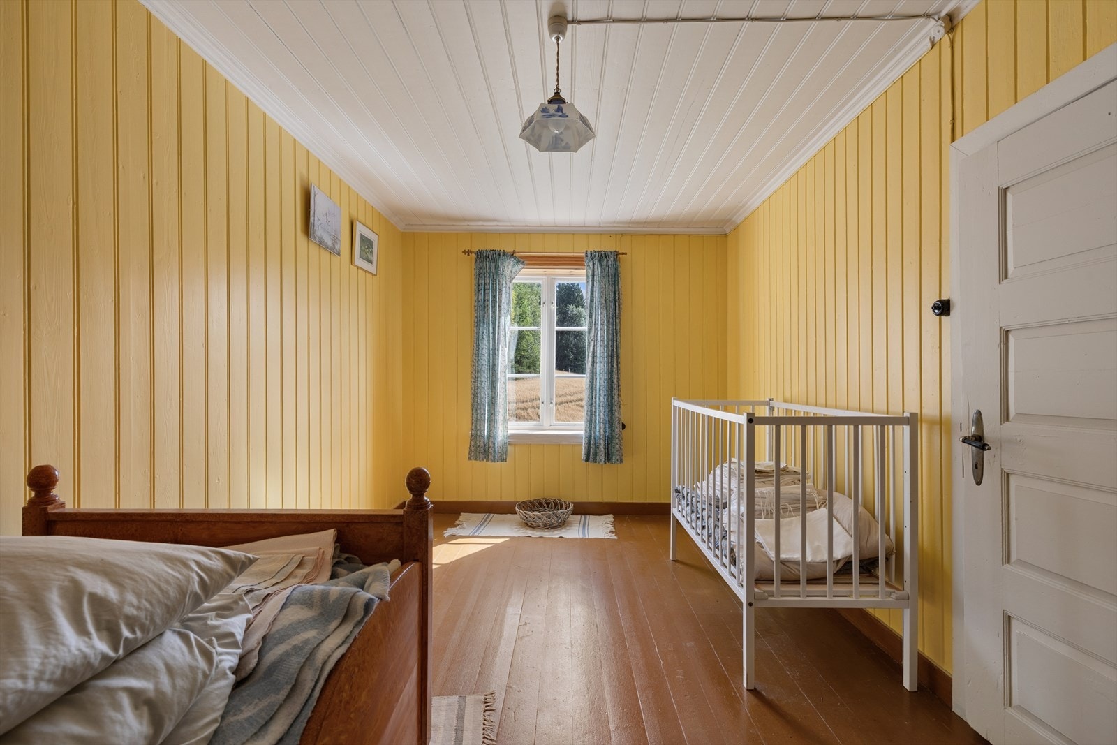 Soverommene gir gode muligheter for familie, gjester eller hjemmekontor. Det er totalt 4 soverom i boligens andre etasje. Galleribilde