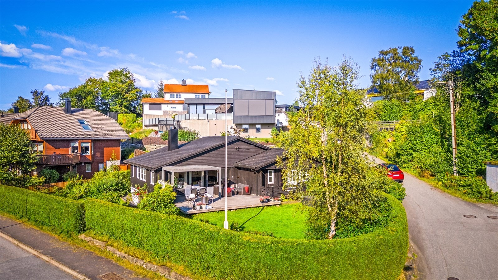 Enebolig med solrik og skjermet hage Galleribilde