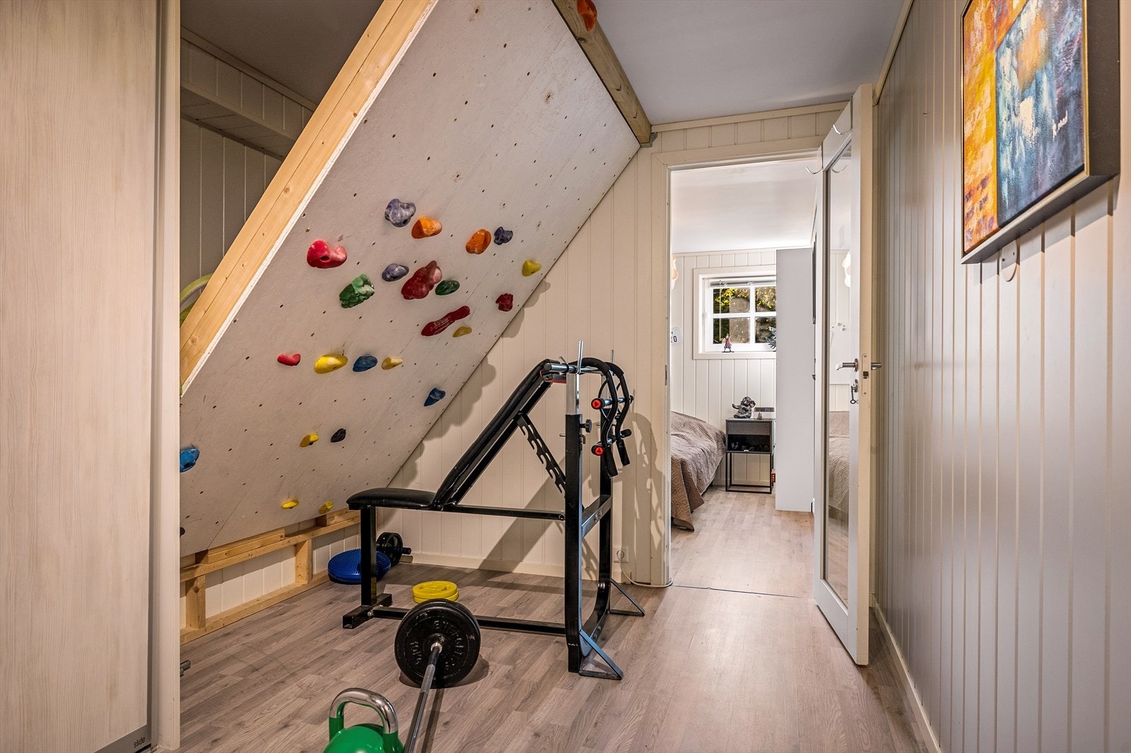 Mellomgang i underetasjen med praktisk utnyttelse av plassen under trappen. Galleribilde