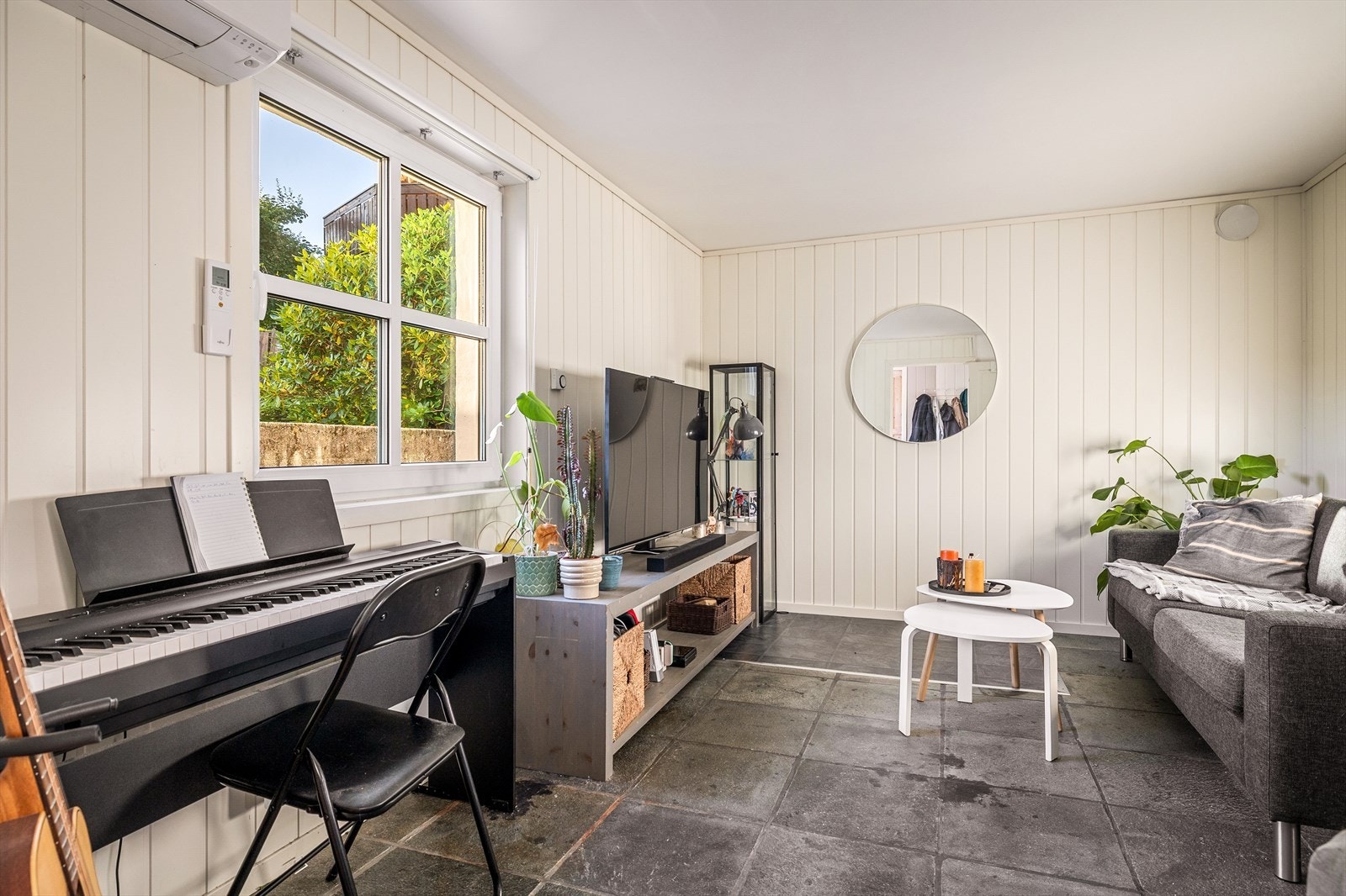 Stue i utleiedelen med egen varmepumpe og gulvvarme. Galleribilde