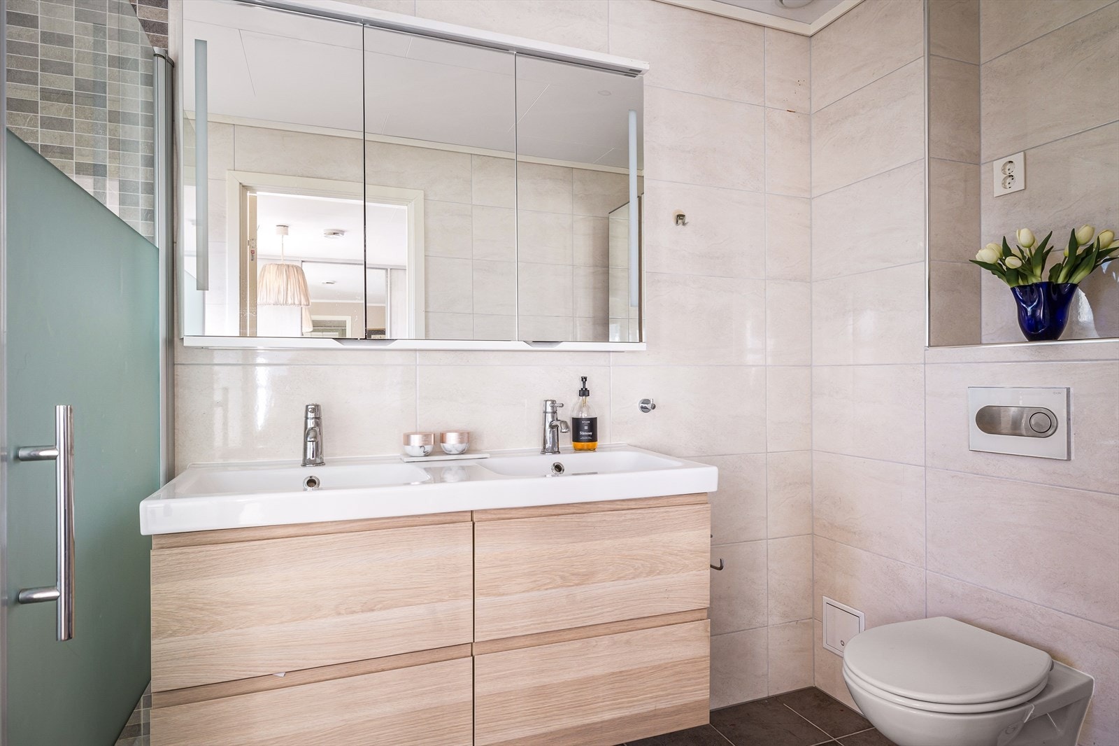 Badet har vegghengt toalett og en romslig dusj med fastmontert glassvegg. Galleribilde