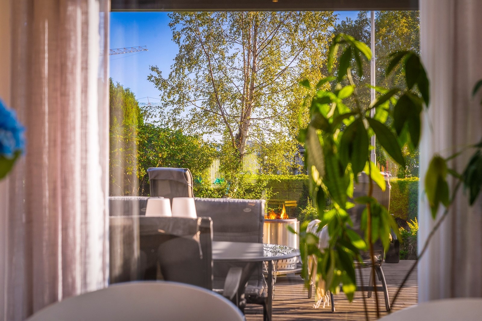 Fra stuen er det fin utsikt og direkte kontakt med uteområdet. Galleribilde