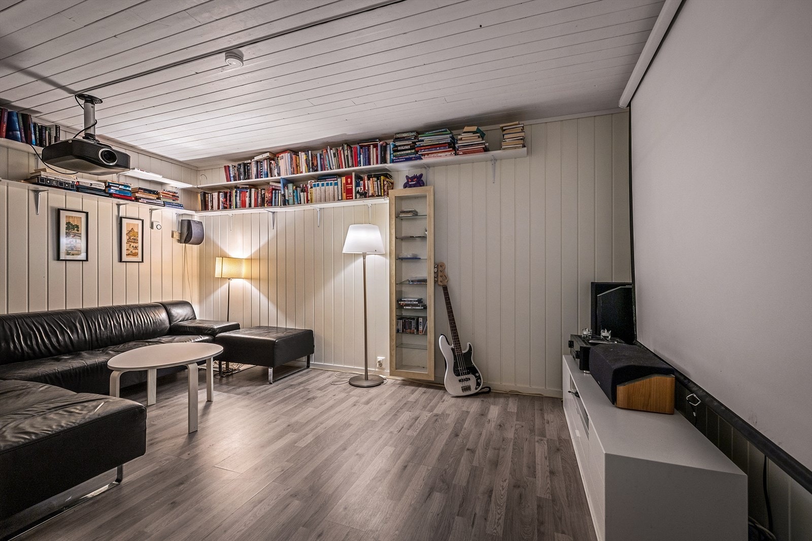 TV-stue i underetasjen, et perfekt rom for filmkvelder. Galleribilde