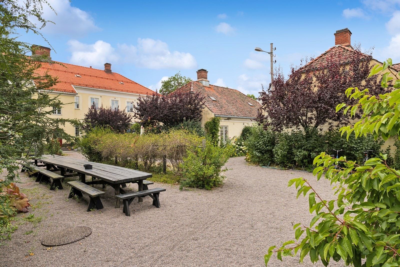 Tomten er felles i borettslaget og er vakkert opparbeidet med en nydelig bakgård hvor hver enkelt andelshaver har bruksrett til et avgrenset område. Det er i tillegg anlagt et stort felles langbord hvor borettslaget arrangerer sosiale sammenkomster. Galleribilde