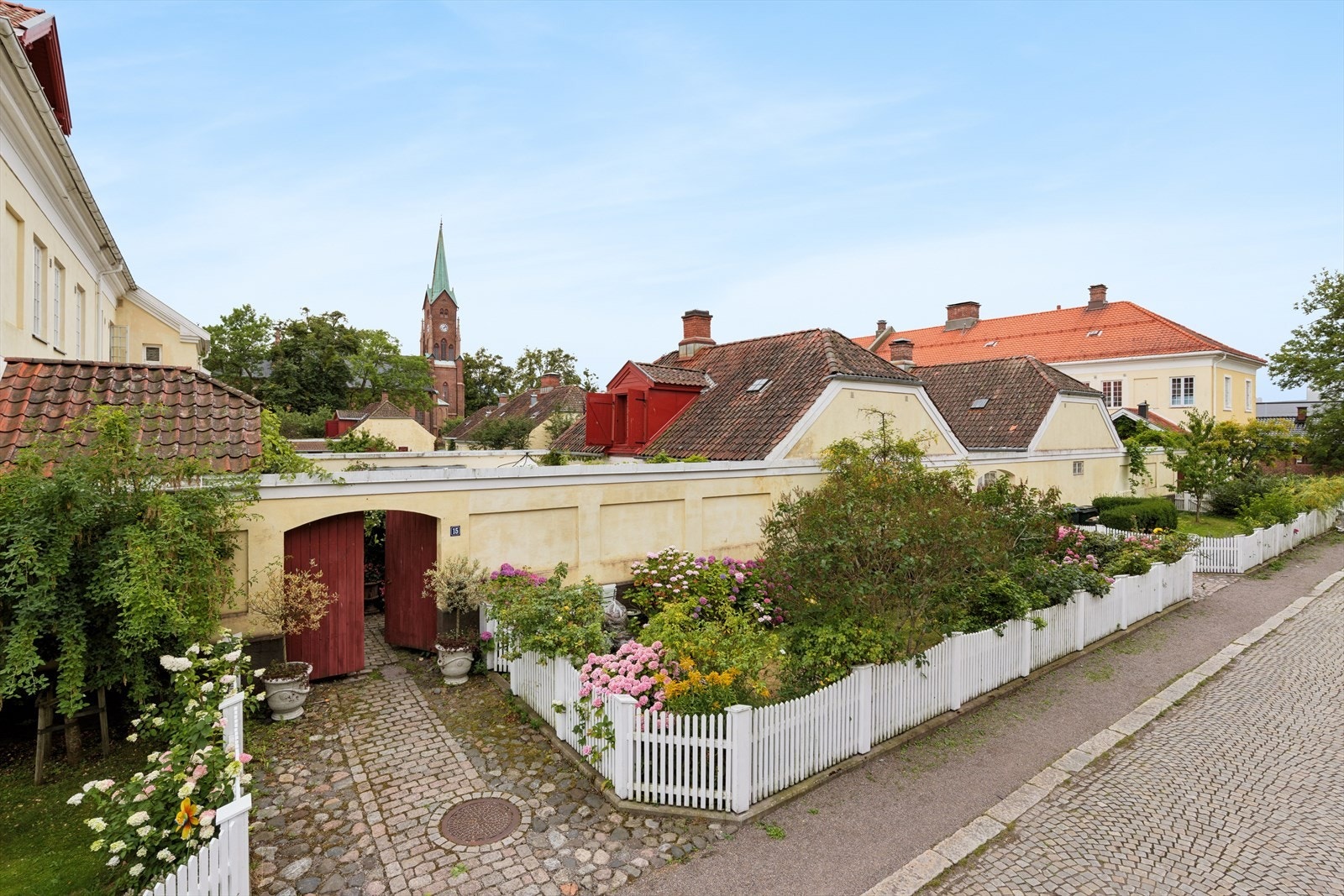 Premierløytnantens Borettslag ble etablert i 2005 og er dannet i Brakke D på Karljohansvern. Bygningene ble oppført som andre Brakkestokk kvartal i 1841 som en del av 15 planlagte kvartaler i en garnisonsby. Galleribilde