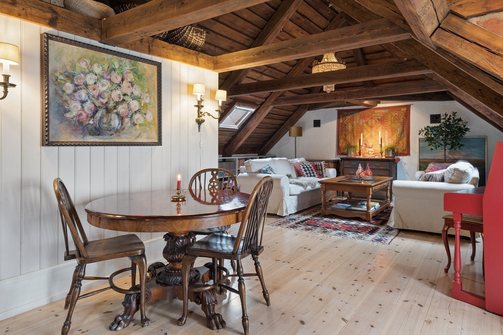 I 2.etasje er loftet innredet som en herlig loftstue Galleribilde