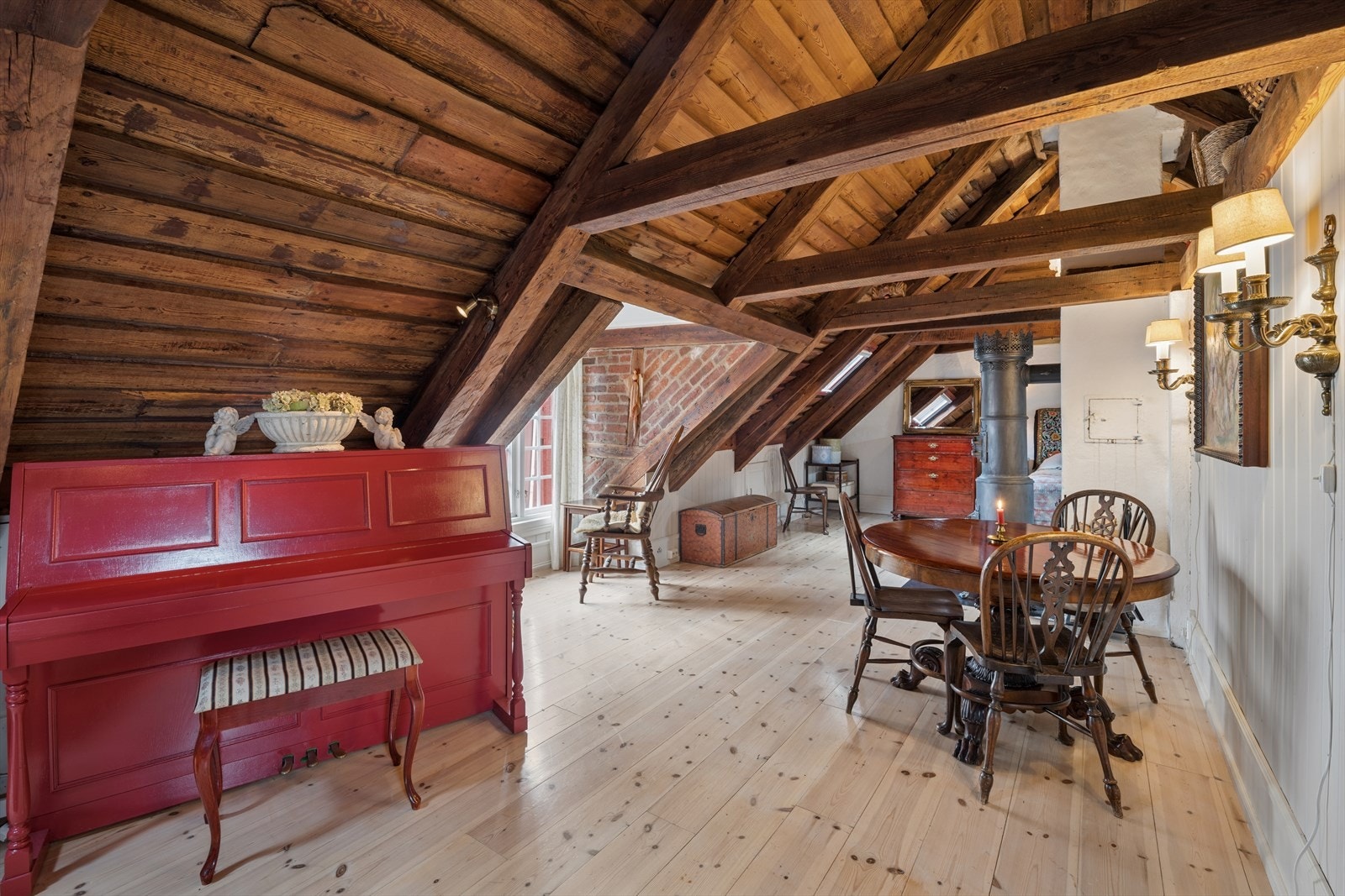 Piano, sofaer, det antikke spisebordet, dobbeltsengen og de frittstående hyllene i loftstue medfølger i handelen Galleribilde