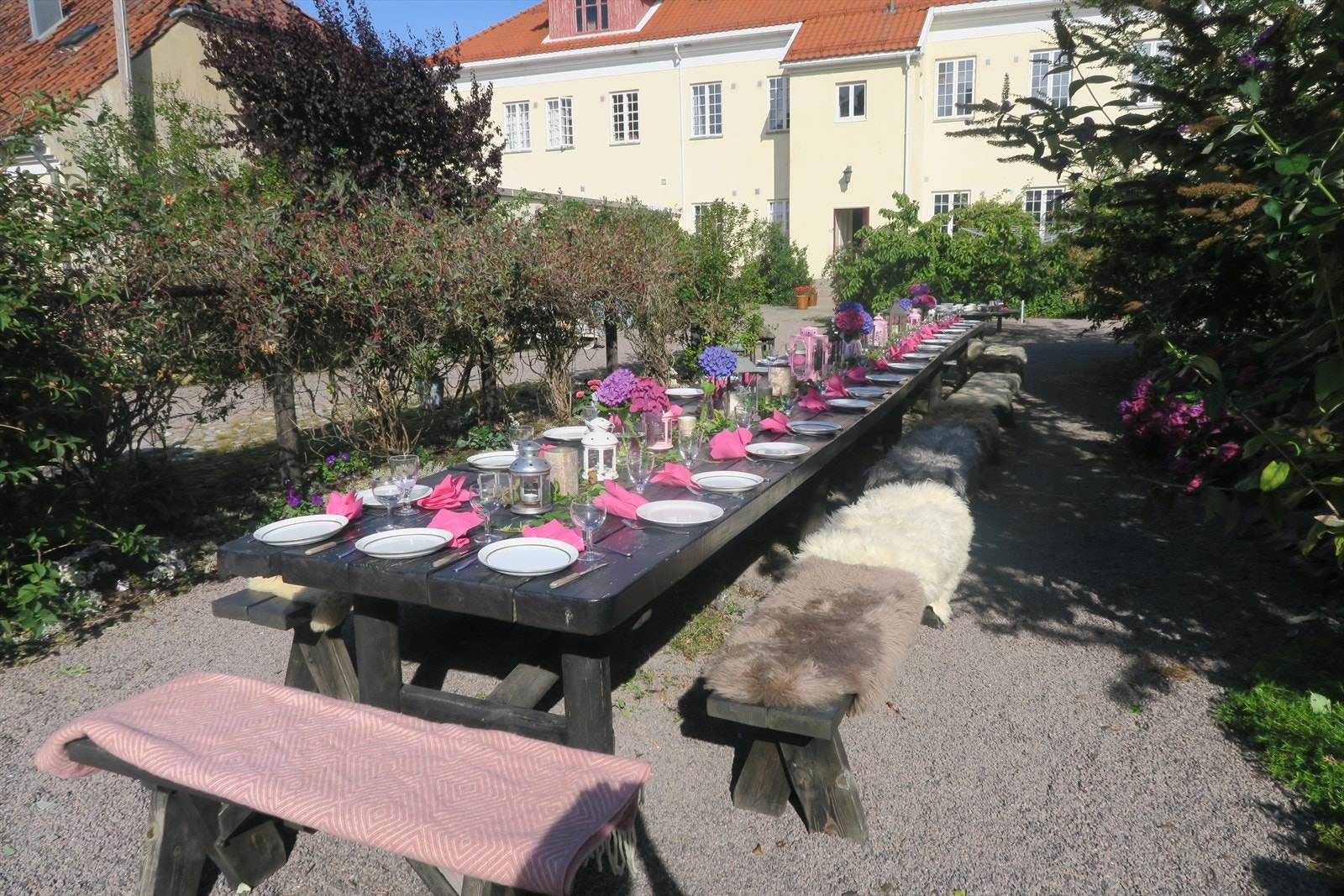 Her er langbordet dekket til sommerfest i borettslaget Galleribilde