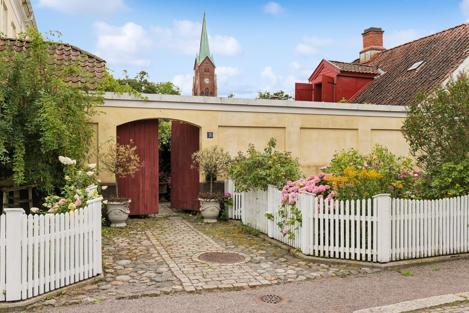 Utenfor porten som leder inn til bryggerhuset har man tilgang til hage med ettermiddag- og kveldssol. Denne er felles i borettslaget - men brukes primært av denne boligen. Galleribilde