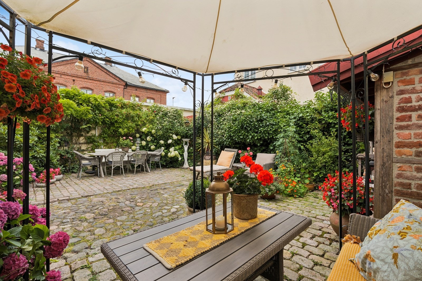 Nåværende eier har satt opp en flott paviljong - hvor man kan nyte sommeren selv om det skulle komme en liten skur Galleribilde