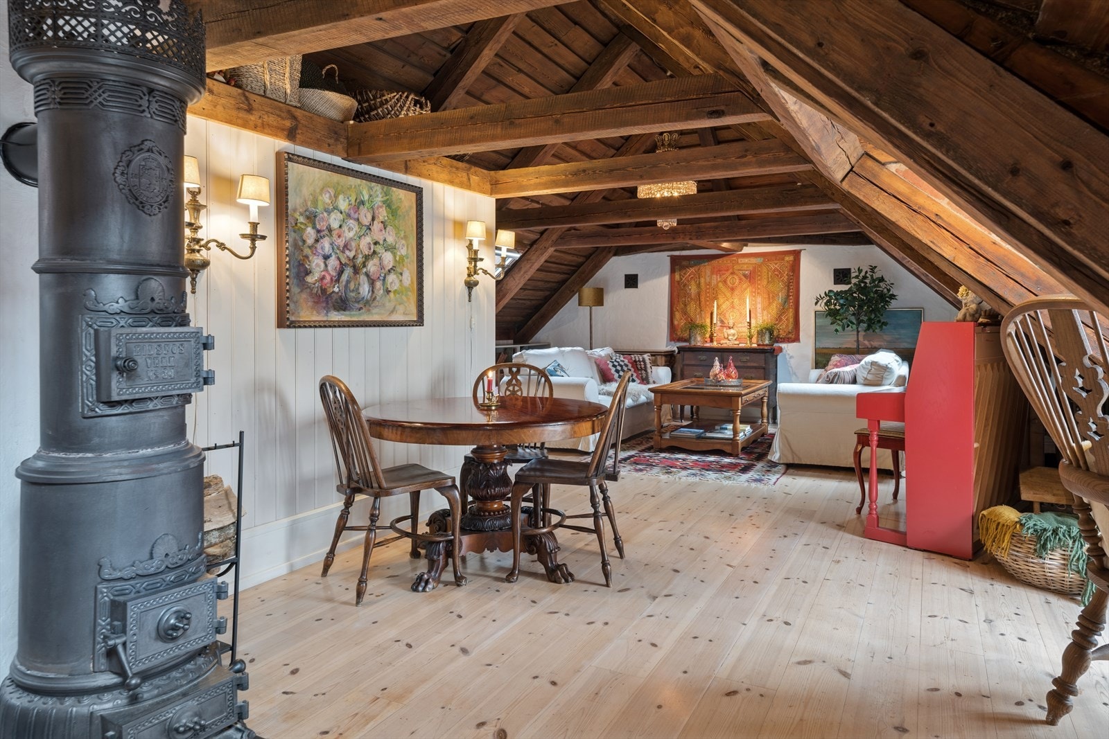 Langs kneveggene på loft er det god plass til lagring Galleribilde