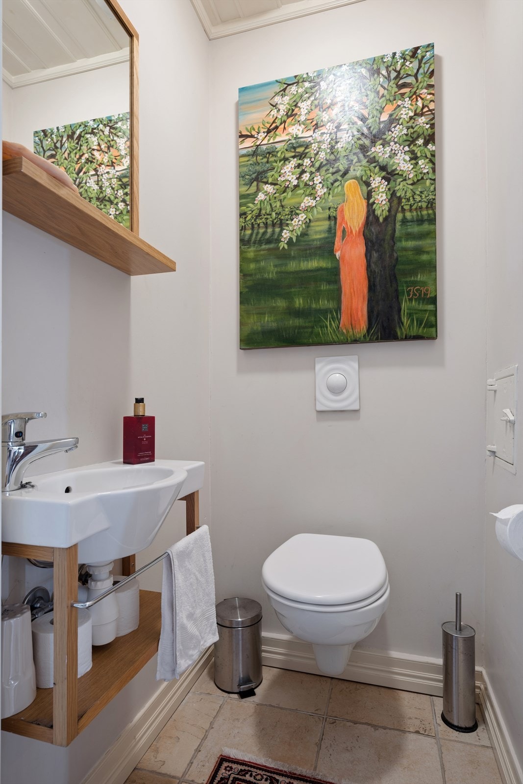 I tillegg til badet har boligen et praktisk toalettrom - med flislagt gulv og servant Galleribilde