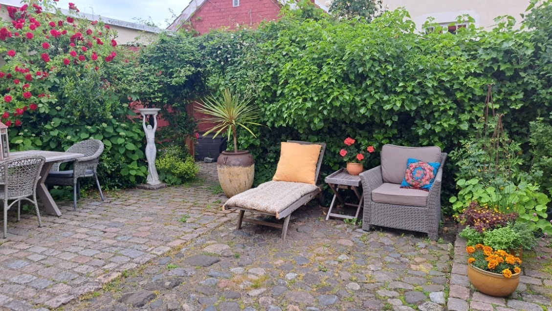 Man kan velge om man vil være i fred i sin egen lille oase - eller tilbringe noen timer i borettslagets vakre felles hage Galleribilde