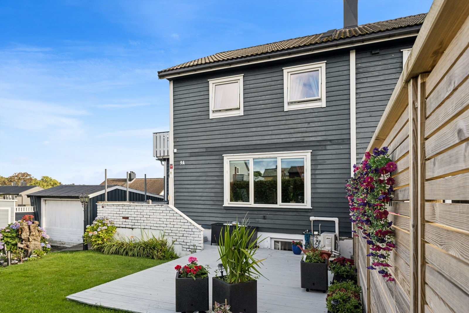 Fra gangen er det utgang til terrasse. Her er det veldig god plass til utemøbler og grillutstyr. Galleribilde