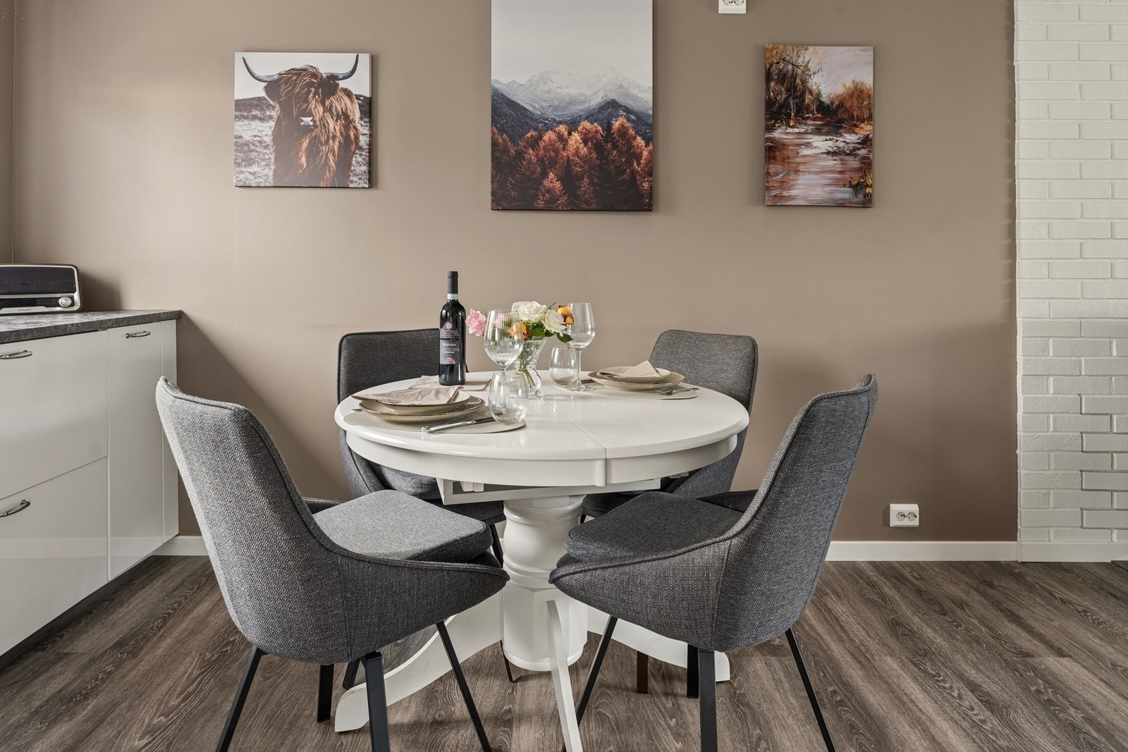 Spiseplass med god plass til familiesammenkomster. Galleribilde