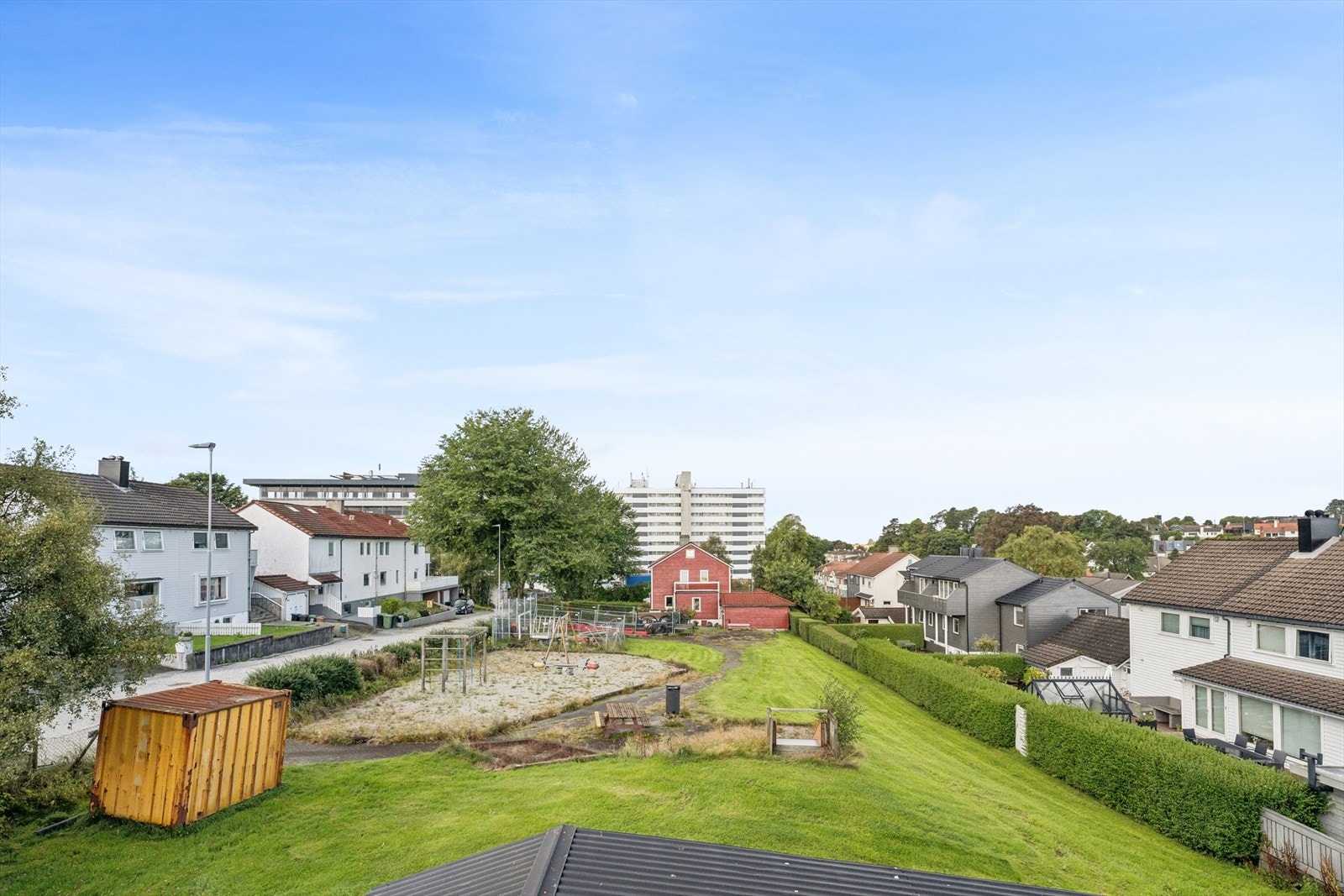 Eiendommen grenser mot rolige grøntområder og lekeplass på Byhaugen. Galleribilde