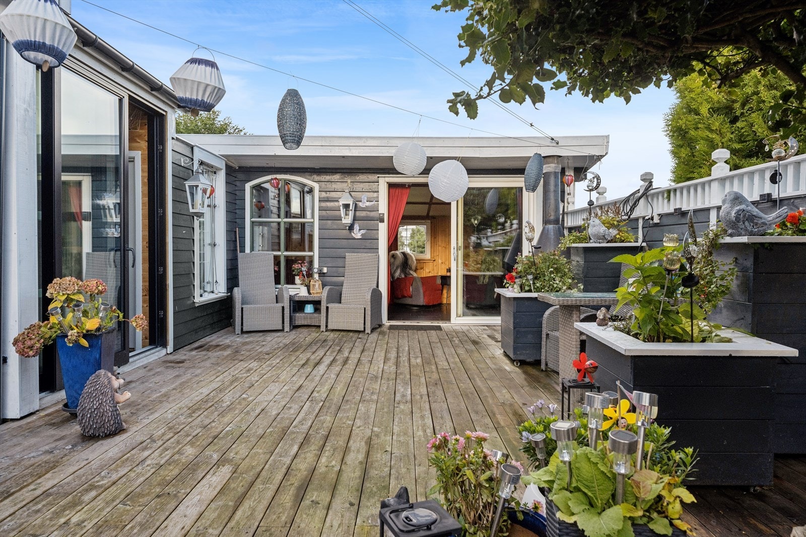 Den skjermede treterrassen har god plass til flere sittegrupper og utendørs opphold. Galleribilde
