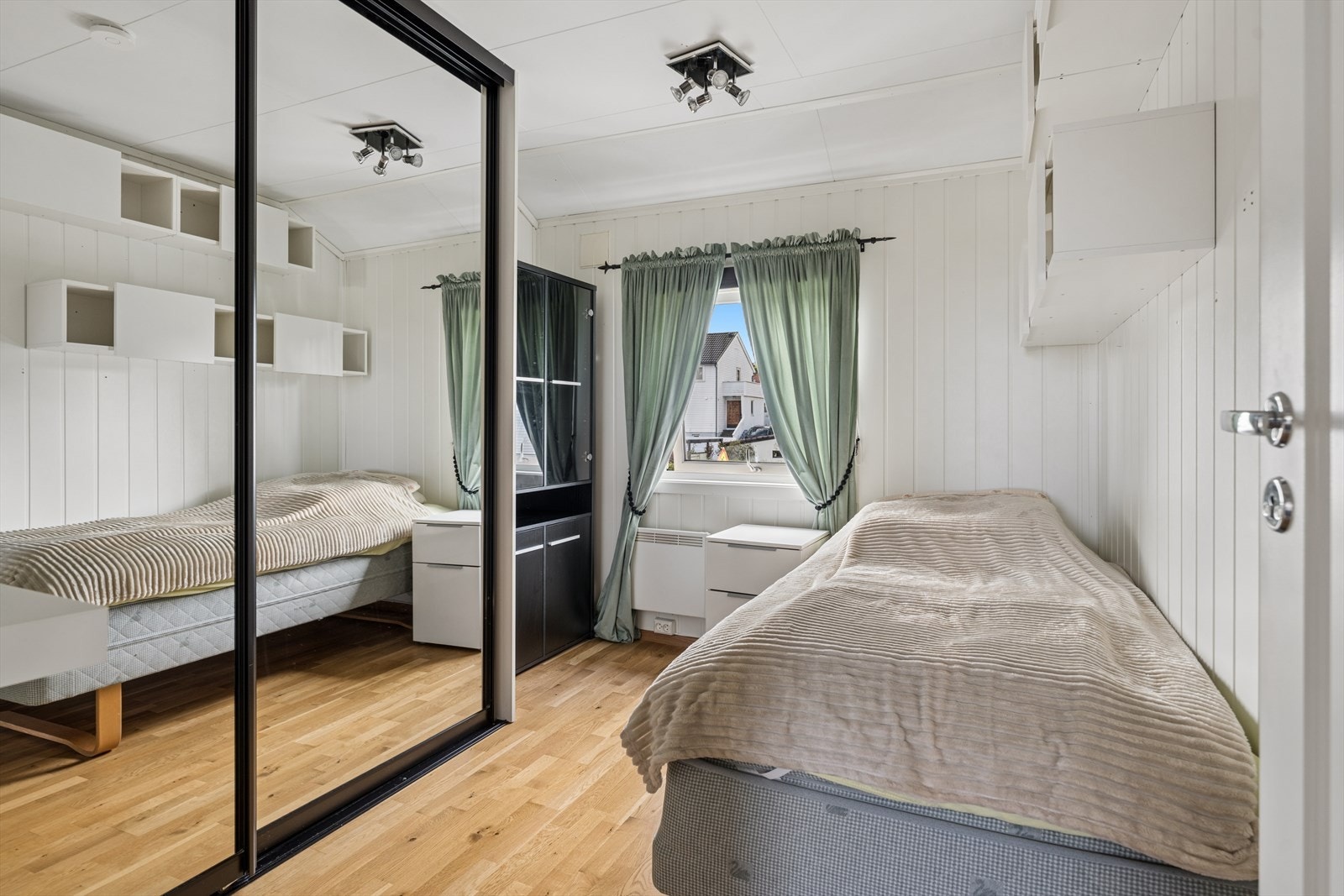 Det tredje soverommet er innredet med skyvedørsgarderobe med speilfront. Galleribilde