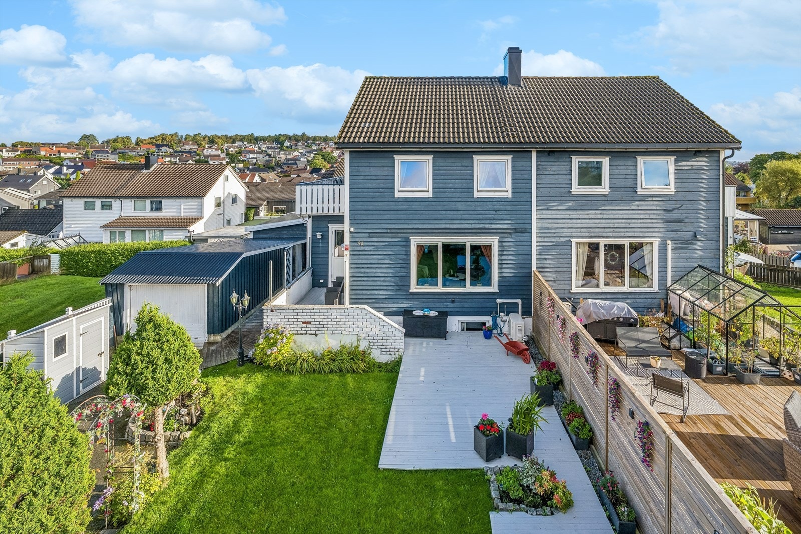 Eiendommen har en frittstående garasje og opparbeidet tomt med hage og terrasseplattinger. Galleribilde