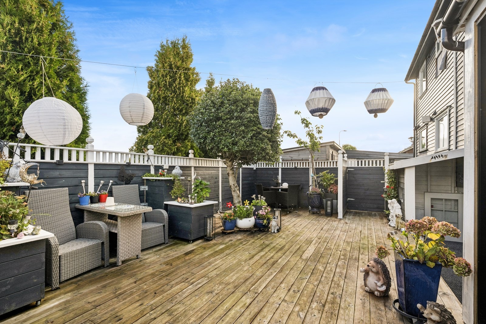 Skjermet treterrasse med plass til flere utemøbler og beplantning. Galleribilde