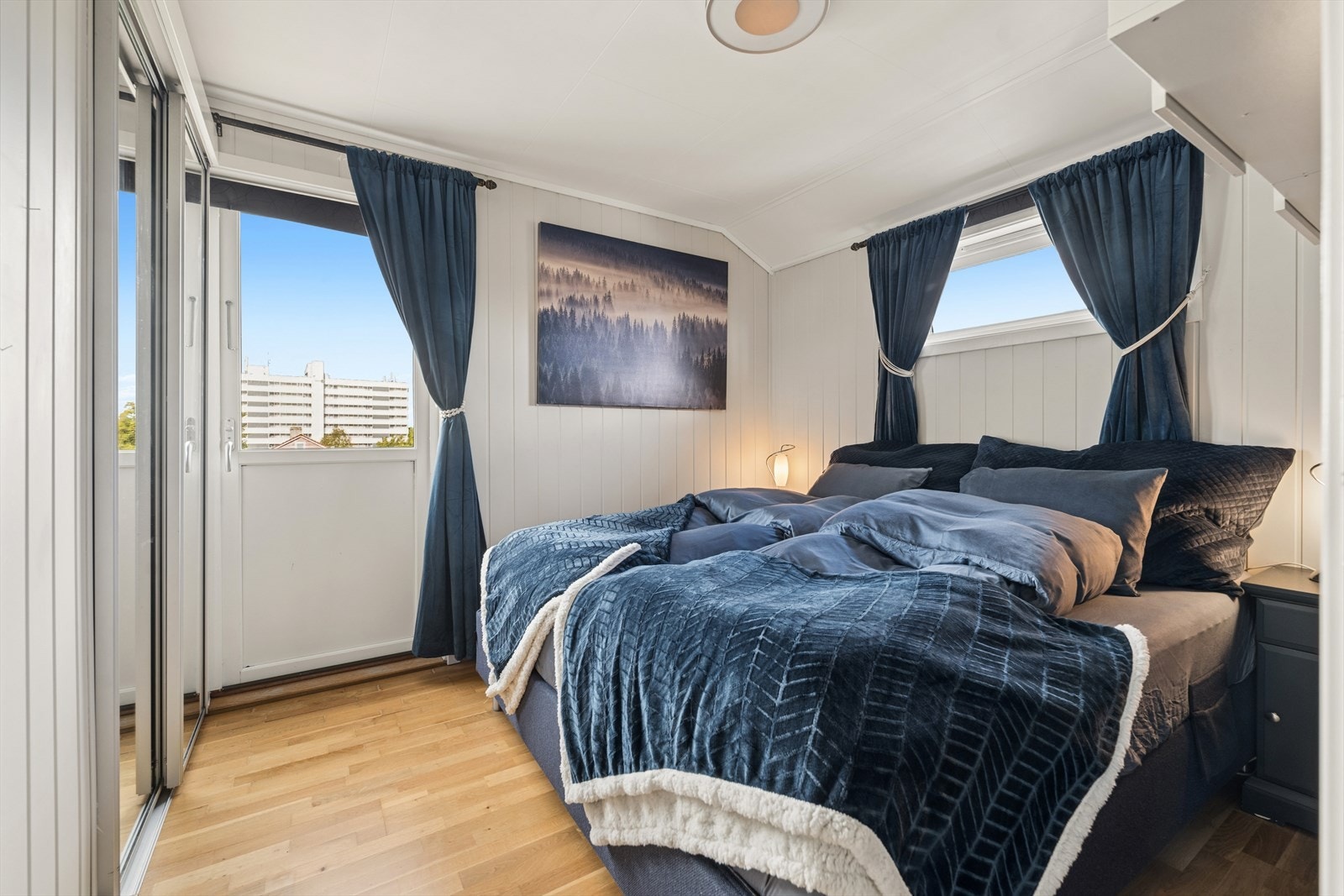 Hovedsoverom med plass til dobbeltseng og direkte utgang til balkong. Galleribilde