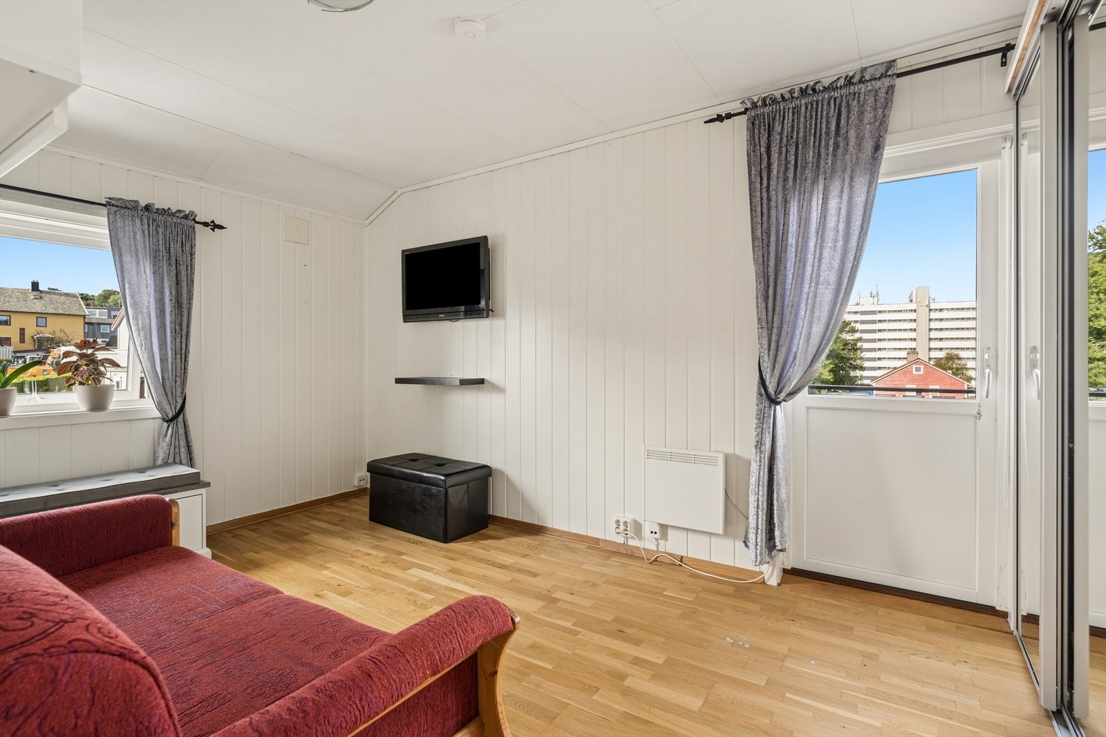 Soverom nummer to i etasjen har også egen utgang til balkongen. Galleribilde