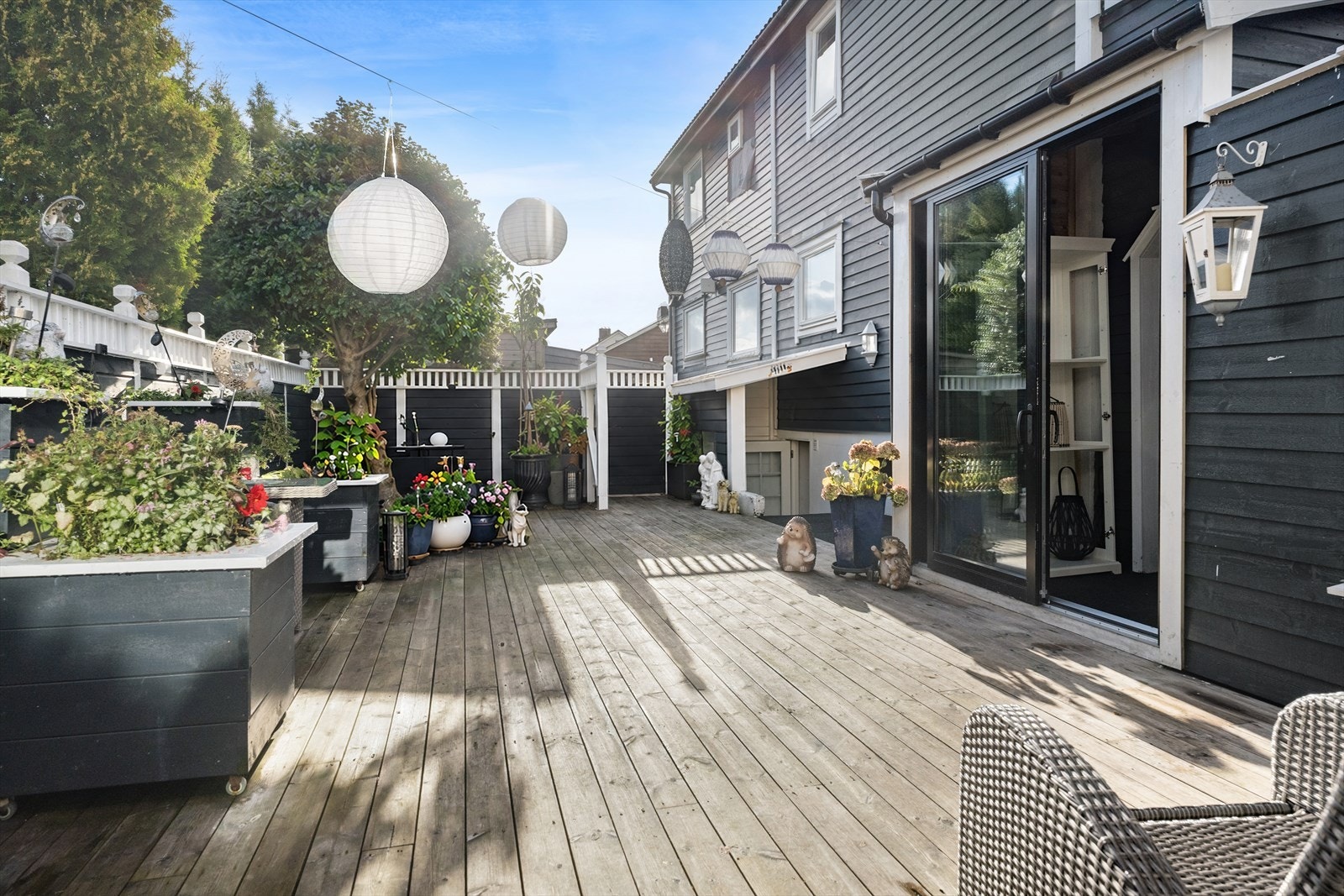 Innholdsrik vertikaldelt tomannsbolig over tre plan i tillegg til loft med lune uteplasser og hage på Byhaugen. Galleribilde
