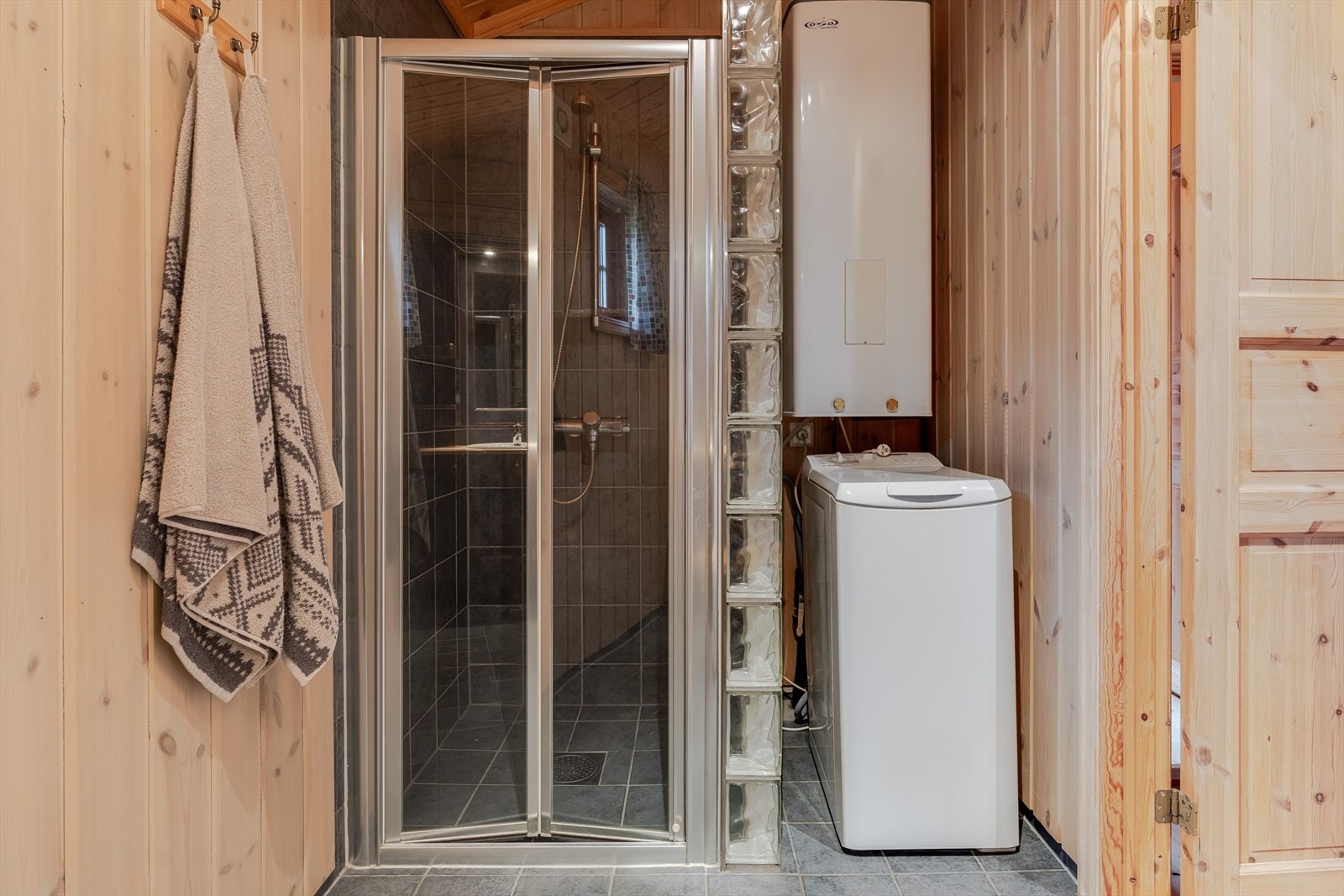 Badet har opplegg for vaskemaskin og en 200-liters varmtvannsbereder. Galleribilde
