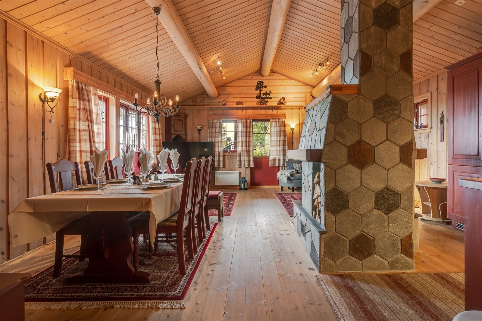 Spisestuen har god plass til langbord for måltider med familie og venner. Galleribilde