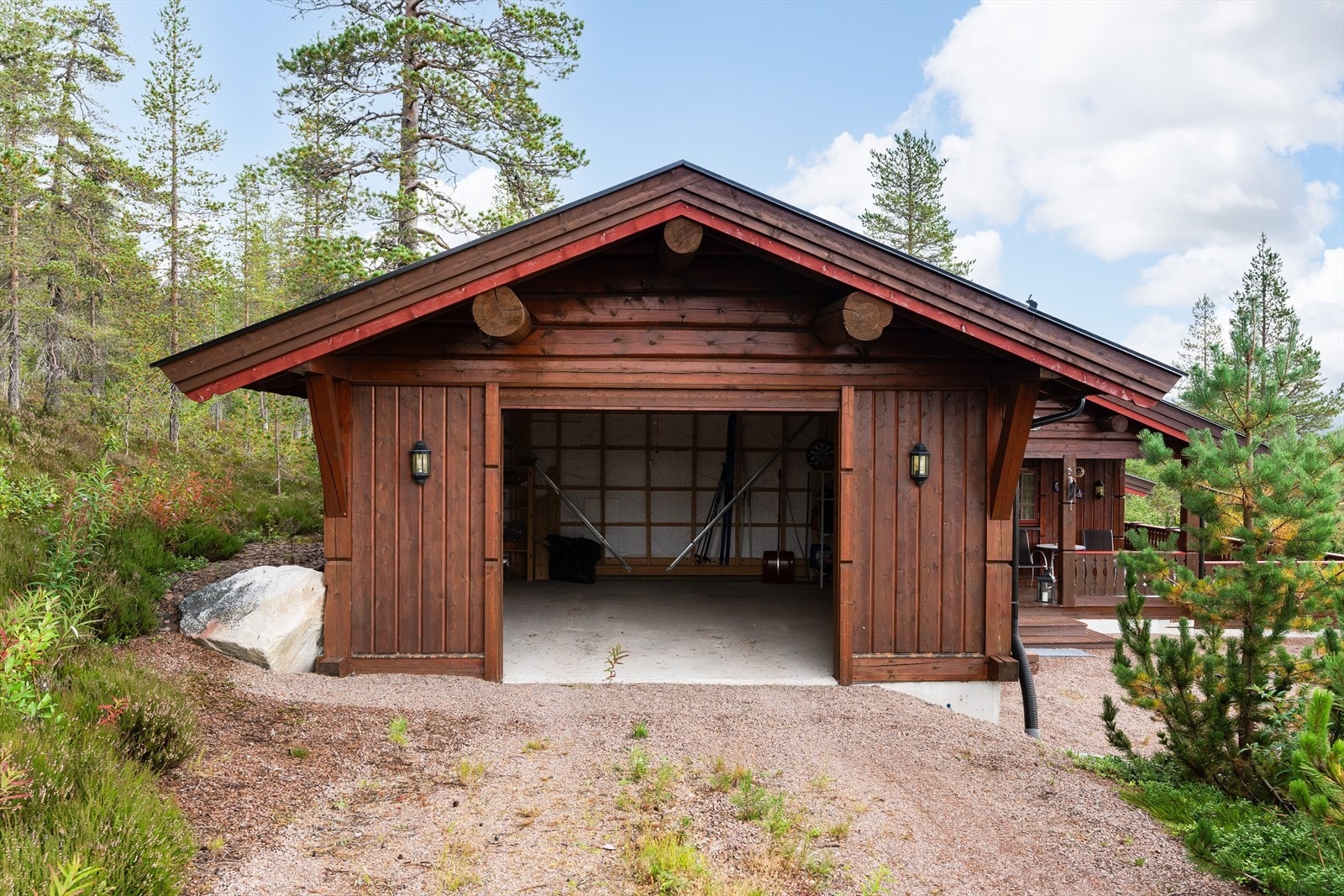 Romslig garasje på 29 m² oppført i 2015, med leddport og støpt dekke. Galleribilde