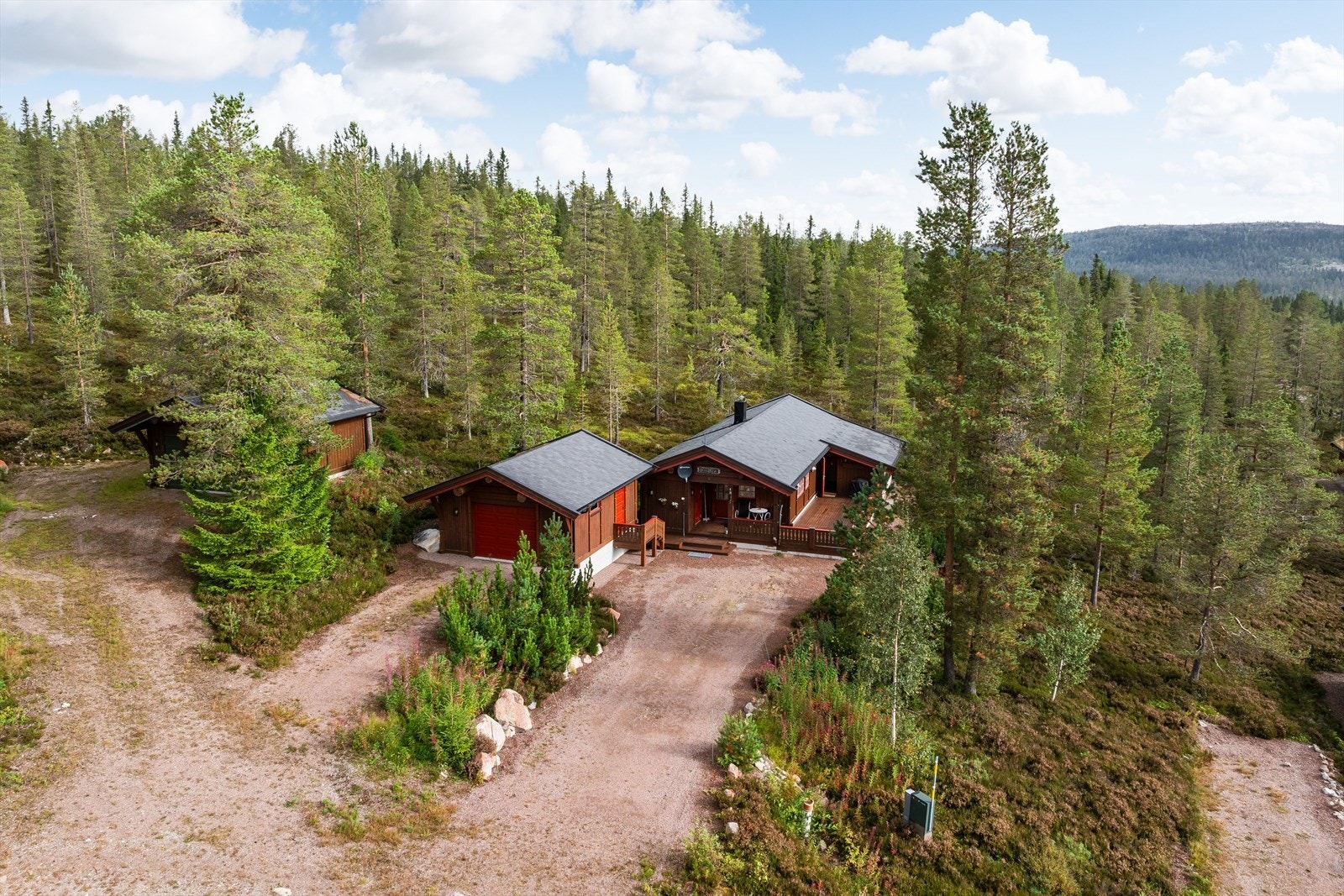 Eiendommen ligger på en flat og skrånet naturtomt. Galleribilde