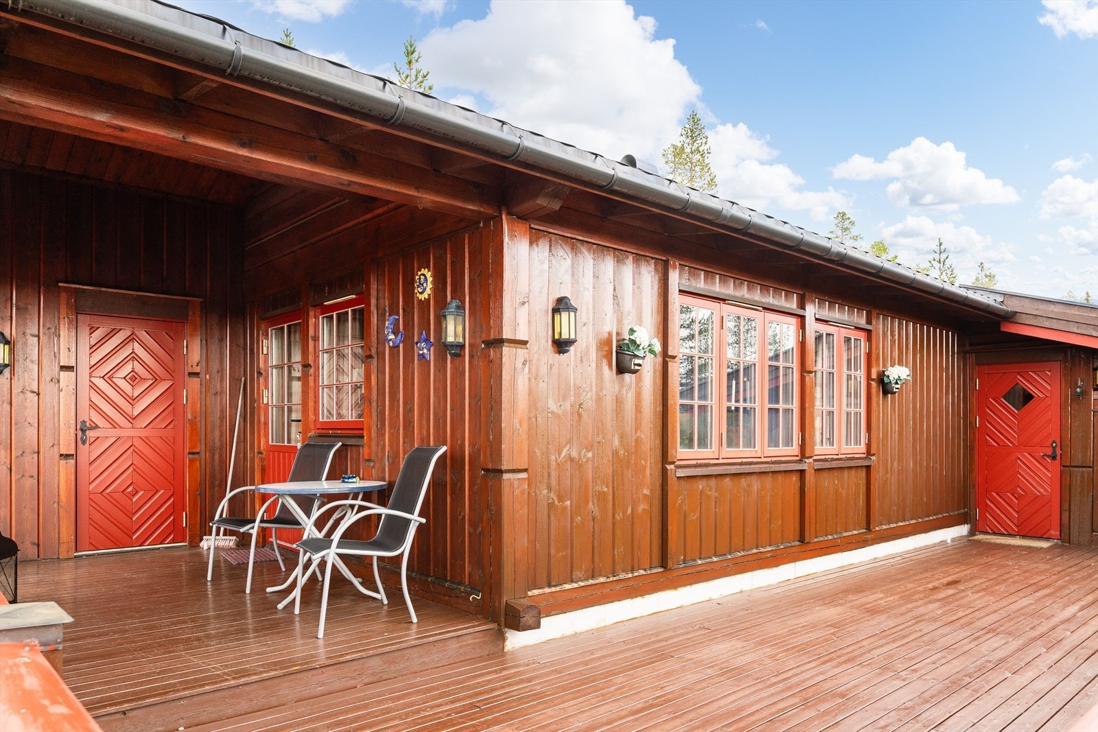 Verandaen har god plass til flere sittegrupper og grill. Galleribilde