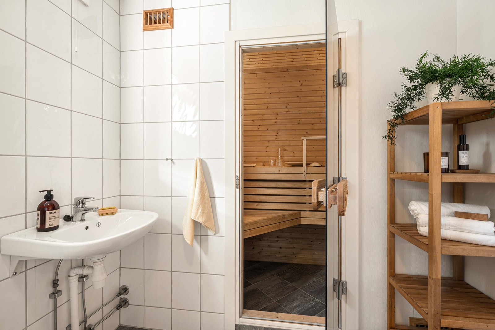 Badstuen har flislagt gulv, panel på vegger og i himling, gulvvarme, badstueovn og sittebenk - et hyggelig tillegg til boligen. Galleribilde