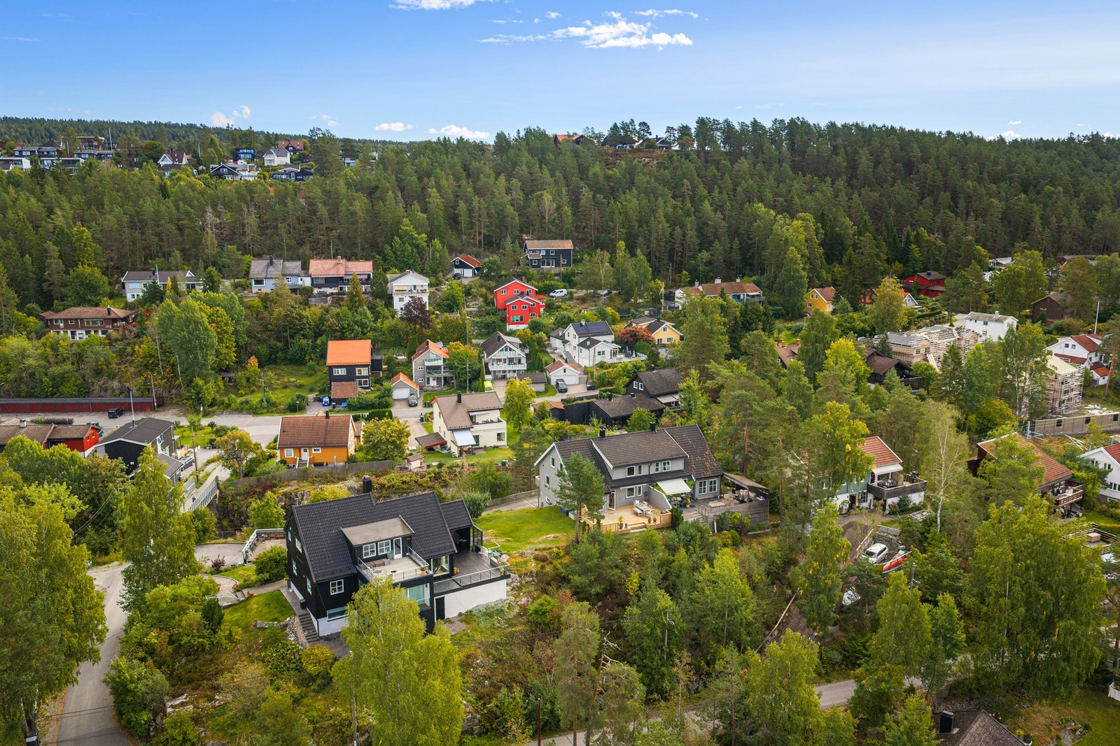 Her kombineres rolige boligomgivelser med nærhet til skoler, barnehager, kollektivtransport, servicetilbud og flotte rekreasjonsområder. Galleribilde