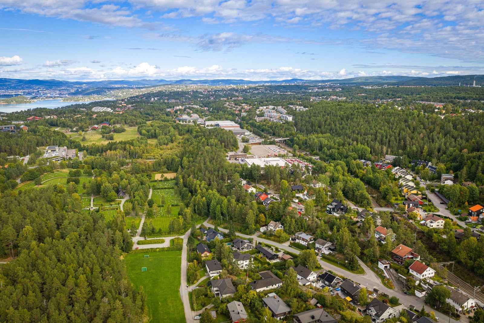 Fra boligen er det ca. 10 minutters gange til både barnehage, barneskole og ungdomsskole, noe som gir en praktisk hverdag for barnefamilier. Galleribilde