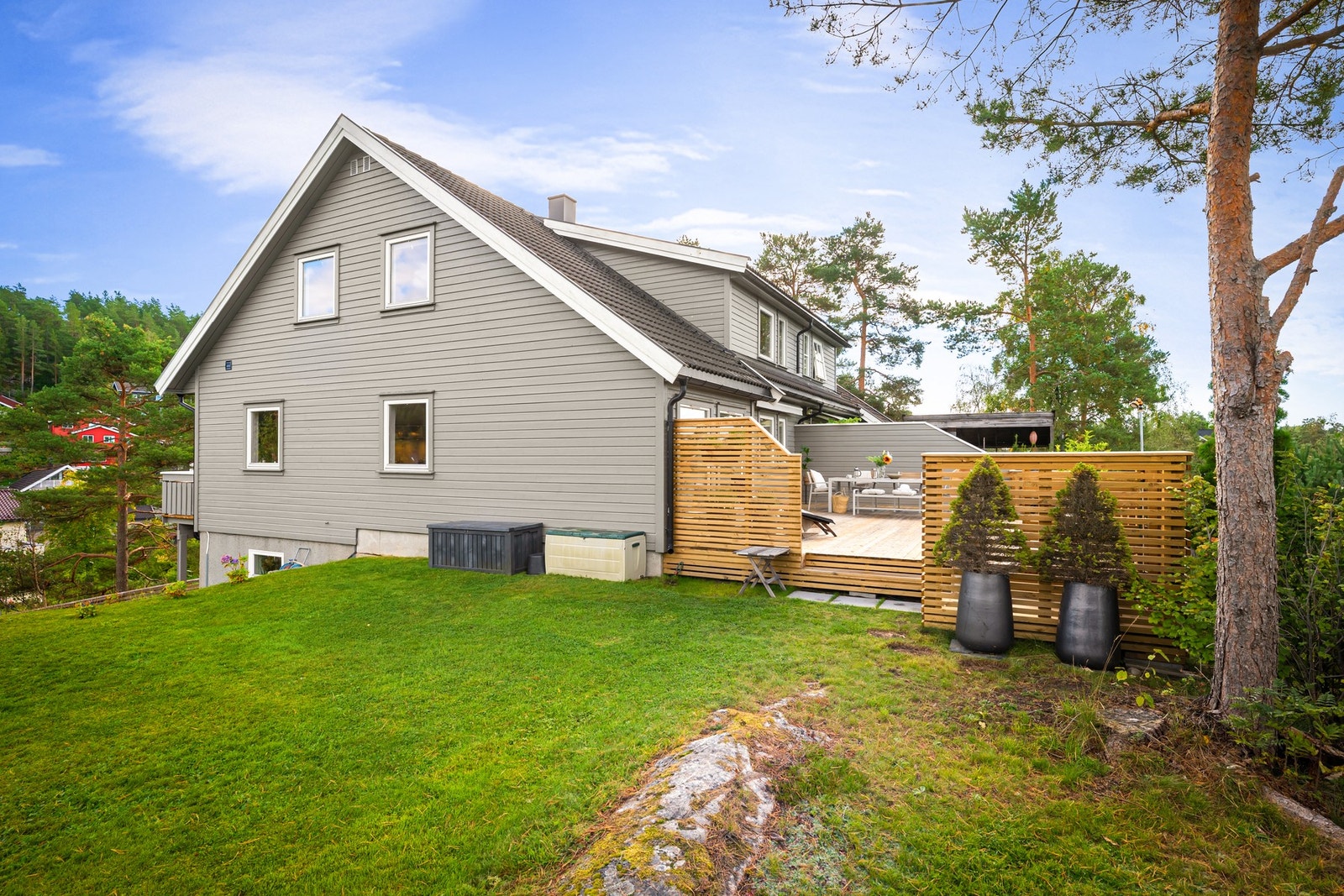 Her opplyser selger om svært gode solforhold, med sol fra morgen til kveld sommerstid og gode solforhold også vinterstid. Galleribilde