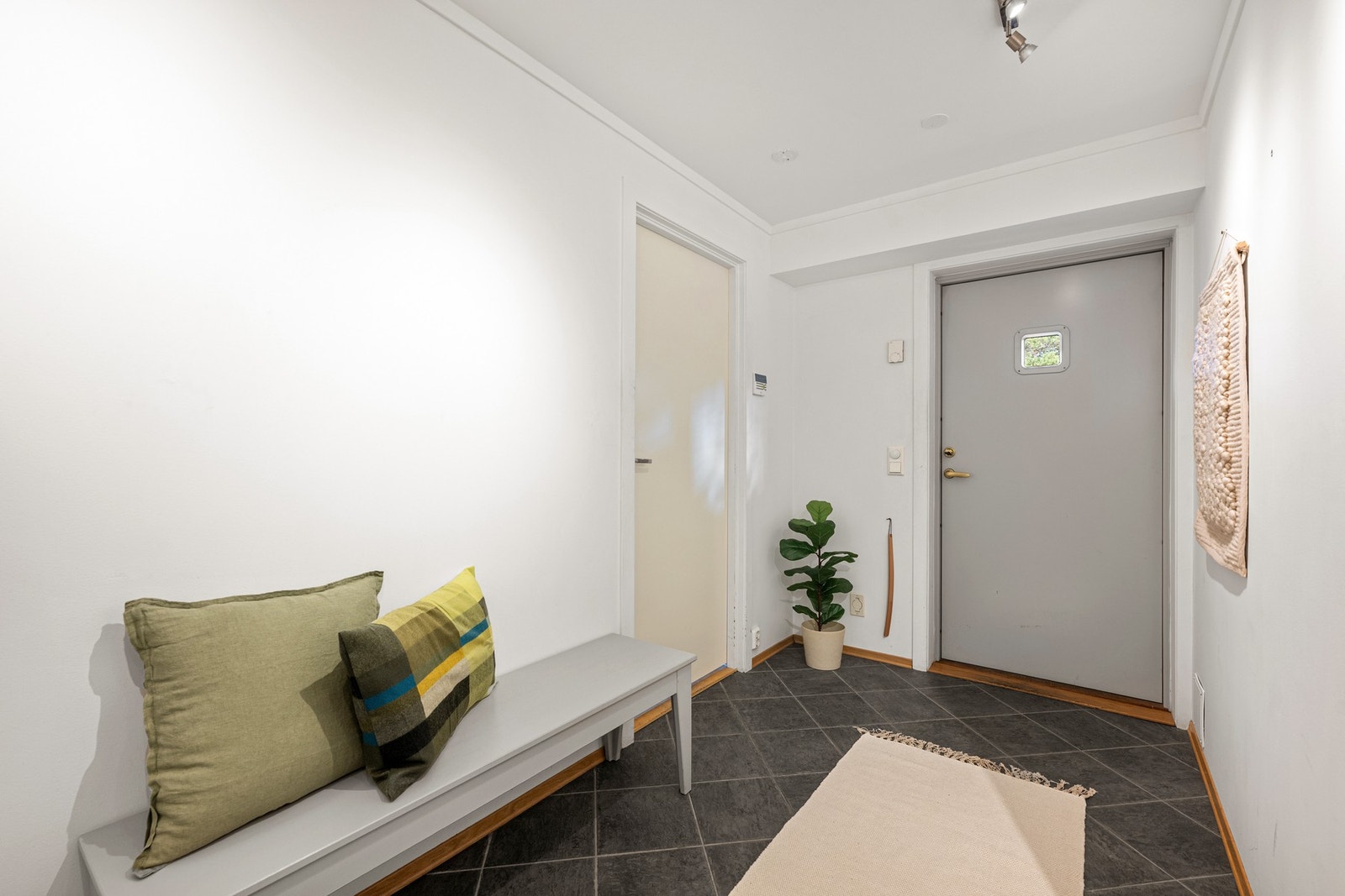 Boligens hovedinngang ligger i underetasjen, hvor en praktisk entré ønsker deg velkommen inn Galleribilde