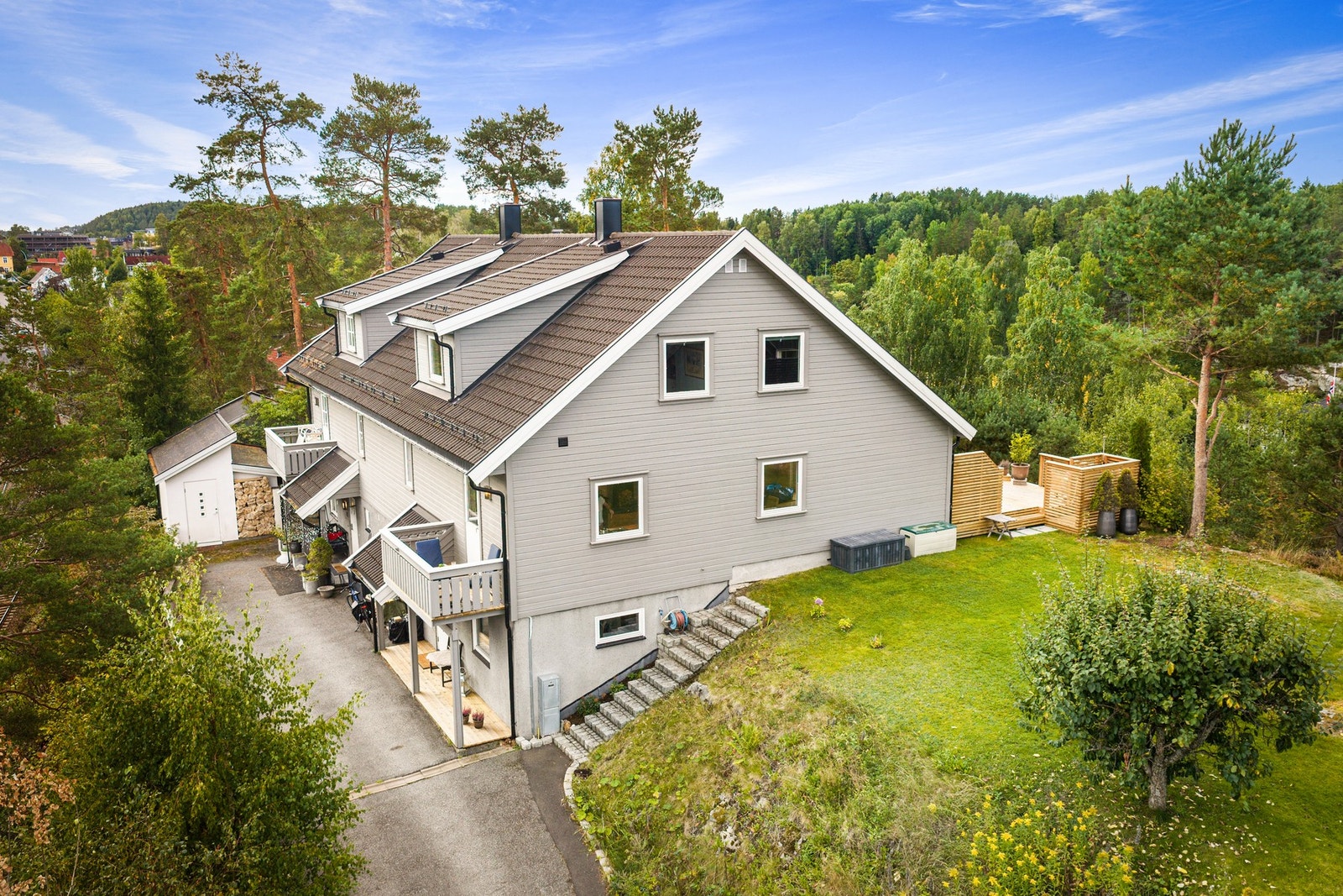 Eiendommen ligger i Brostubben, et etablert og familievennlig boligområde på Kolbotn i Nordre Follo kommune. Galleribilde