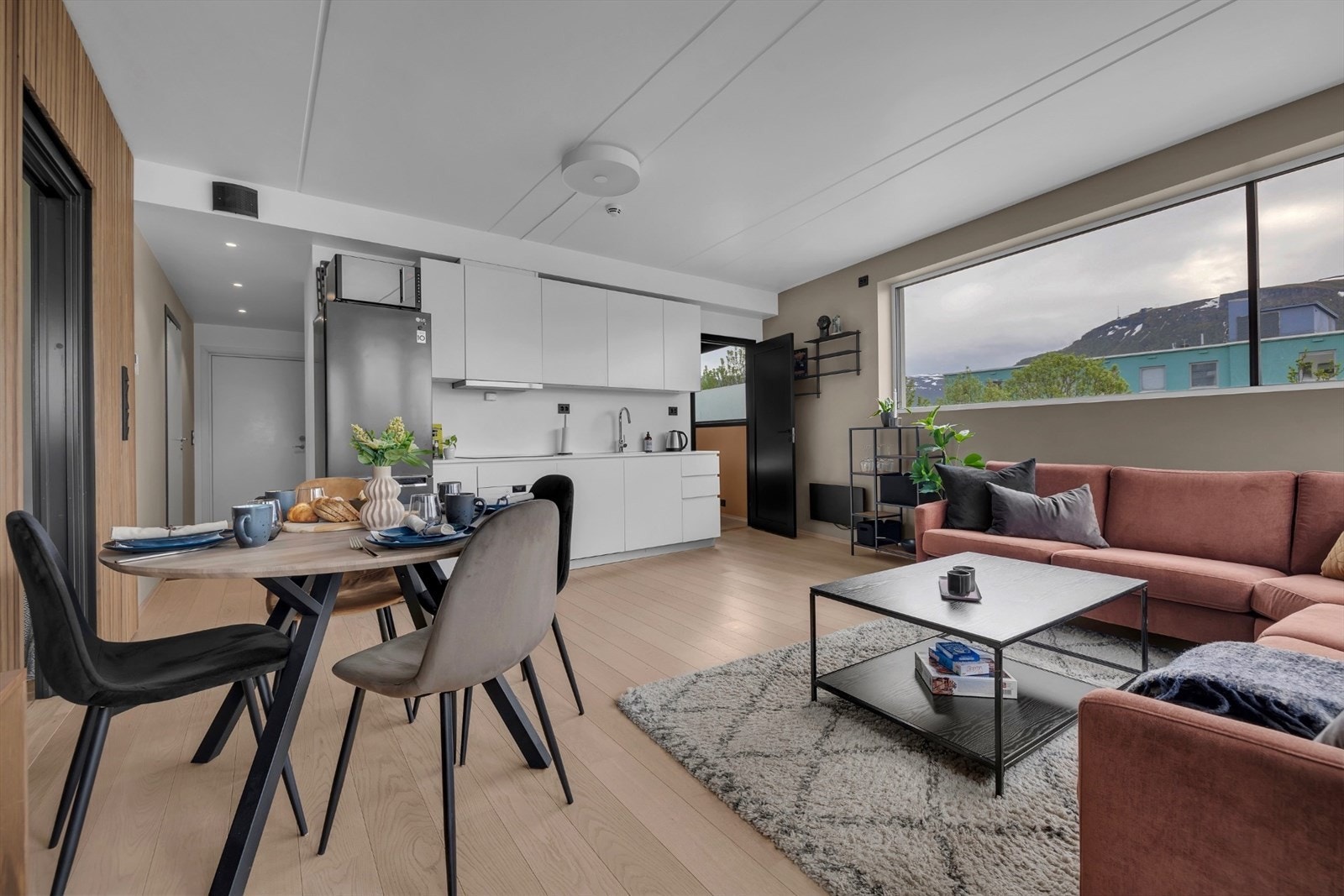 Store vindusflater og pene fargevalg. Galleribilde