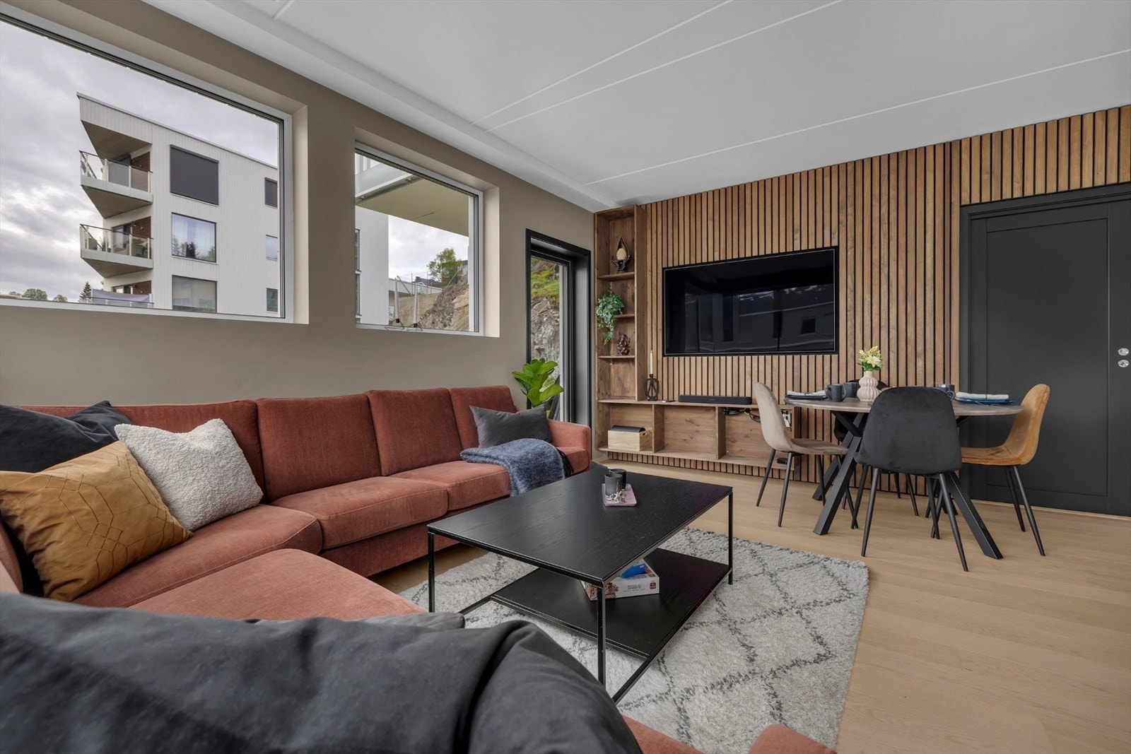 Spilevegg med flott hyllesystem. Galleribilde