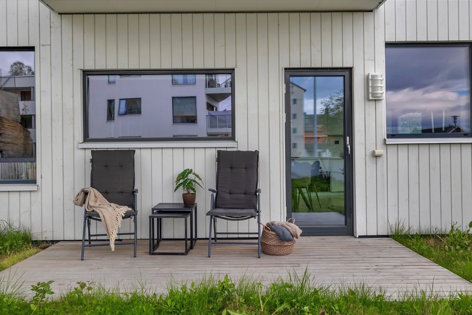 Utenfor stuen er det en sørvendt balkong med gode solforhold. Romslig plenområde foran balkong. Galleribilde