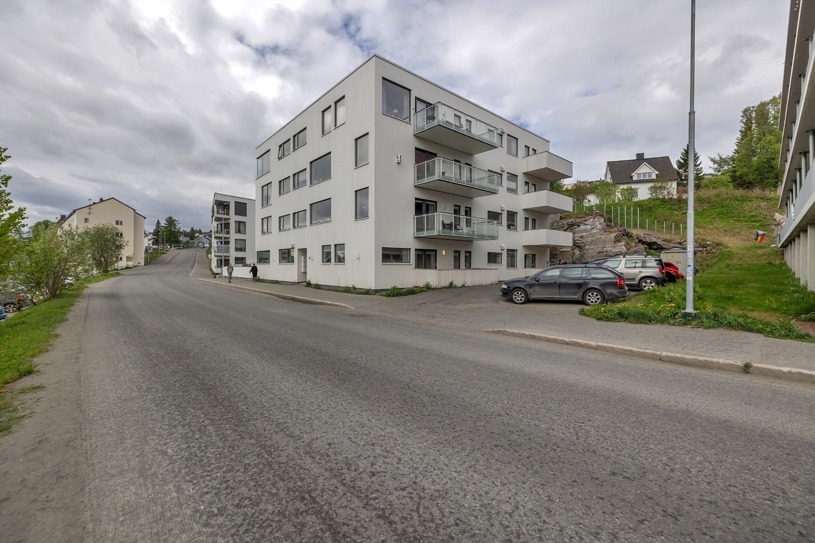 Det følger med egen garasjeplass til leiligheten. Gjesteparkering utenfor bygget. Galleribilde
