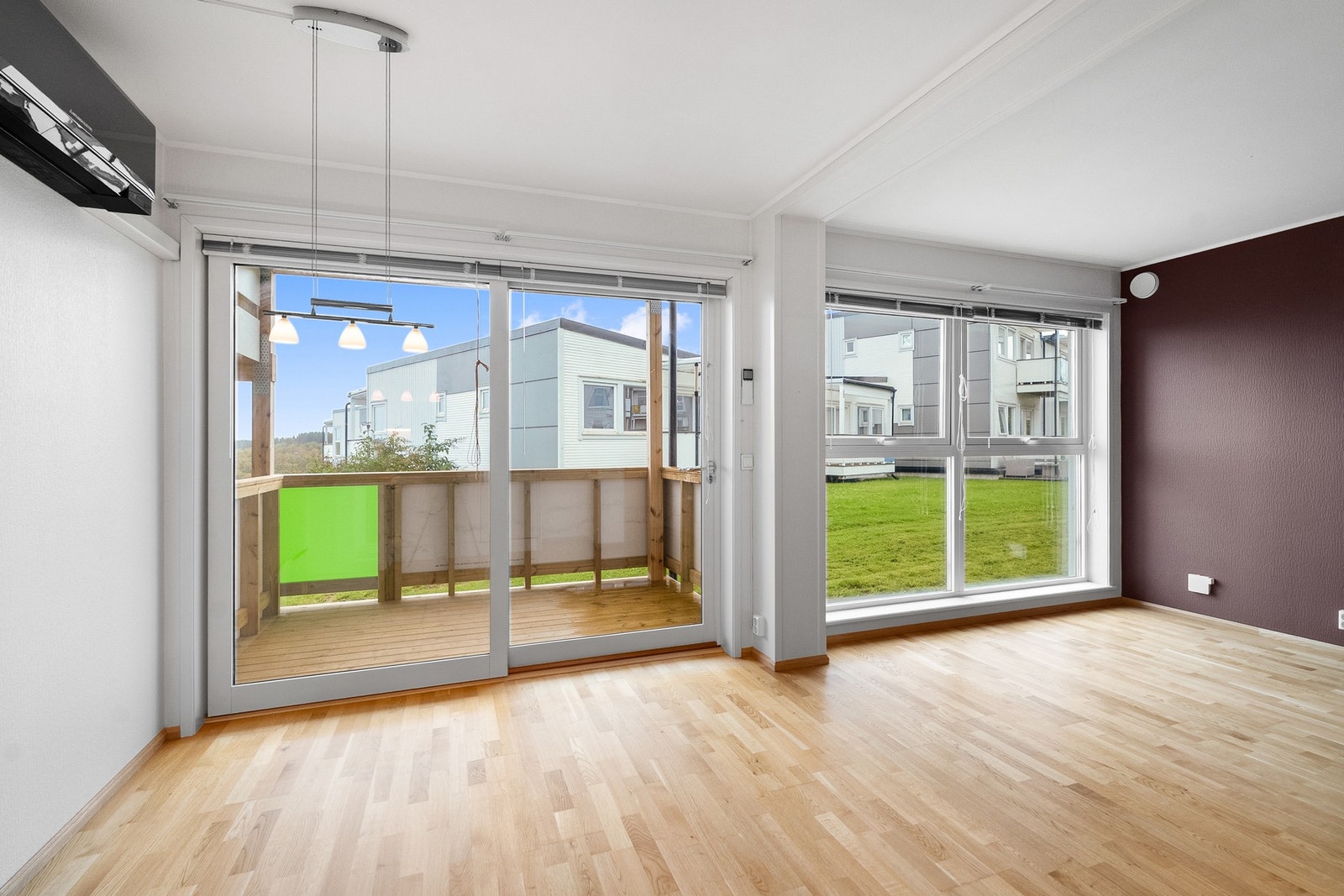 Fra stuen er det direkte utgang til en hyggelig, overbygd balkong. Galleribilde