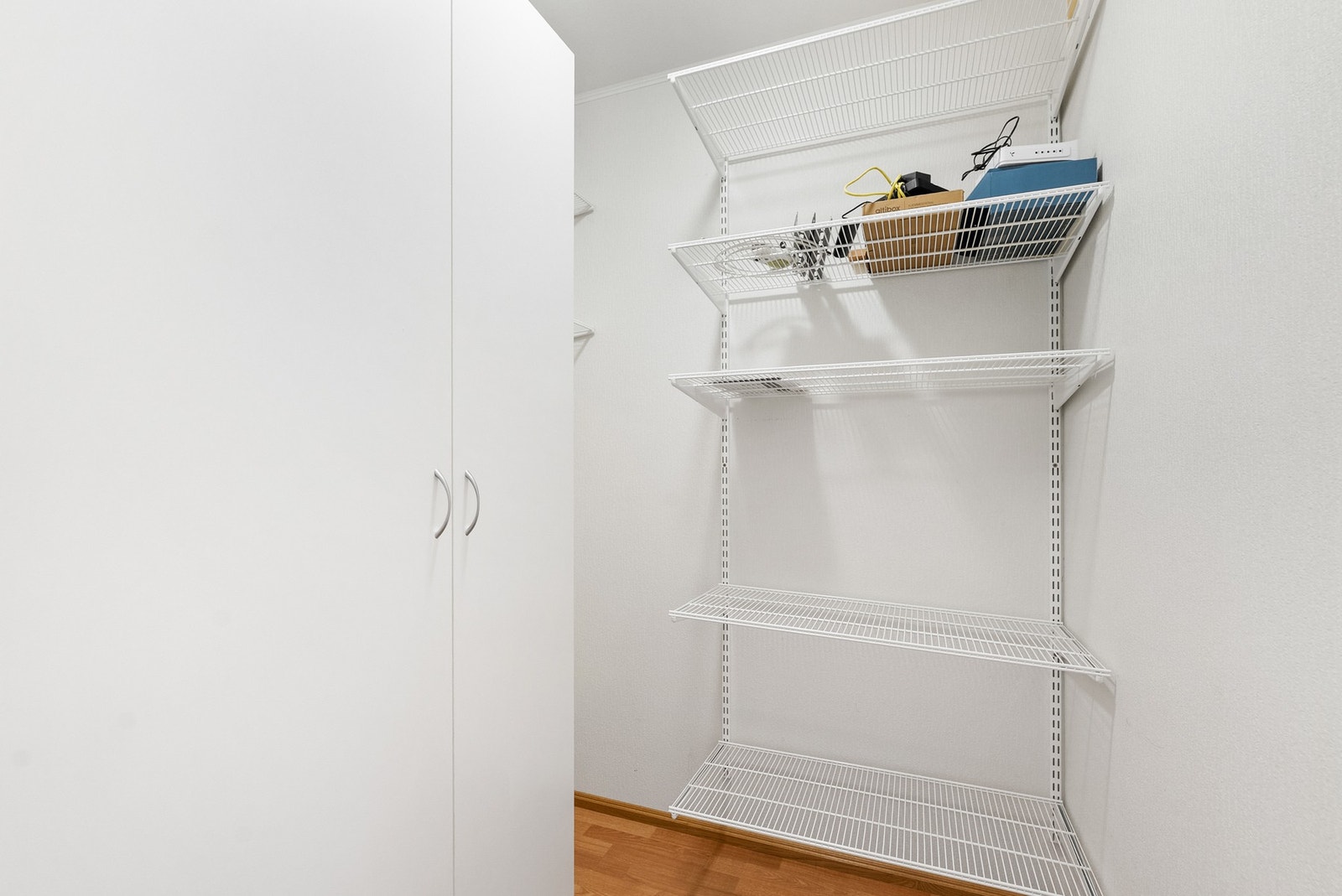 Praktisk innvendig bod/garderobe med fleksible hyllesystemer. Galleribilde